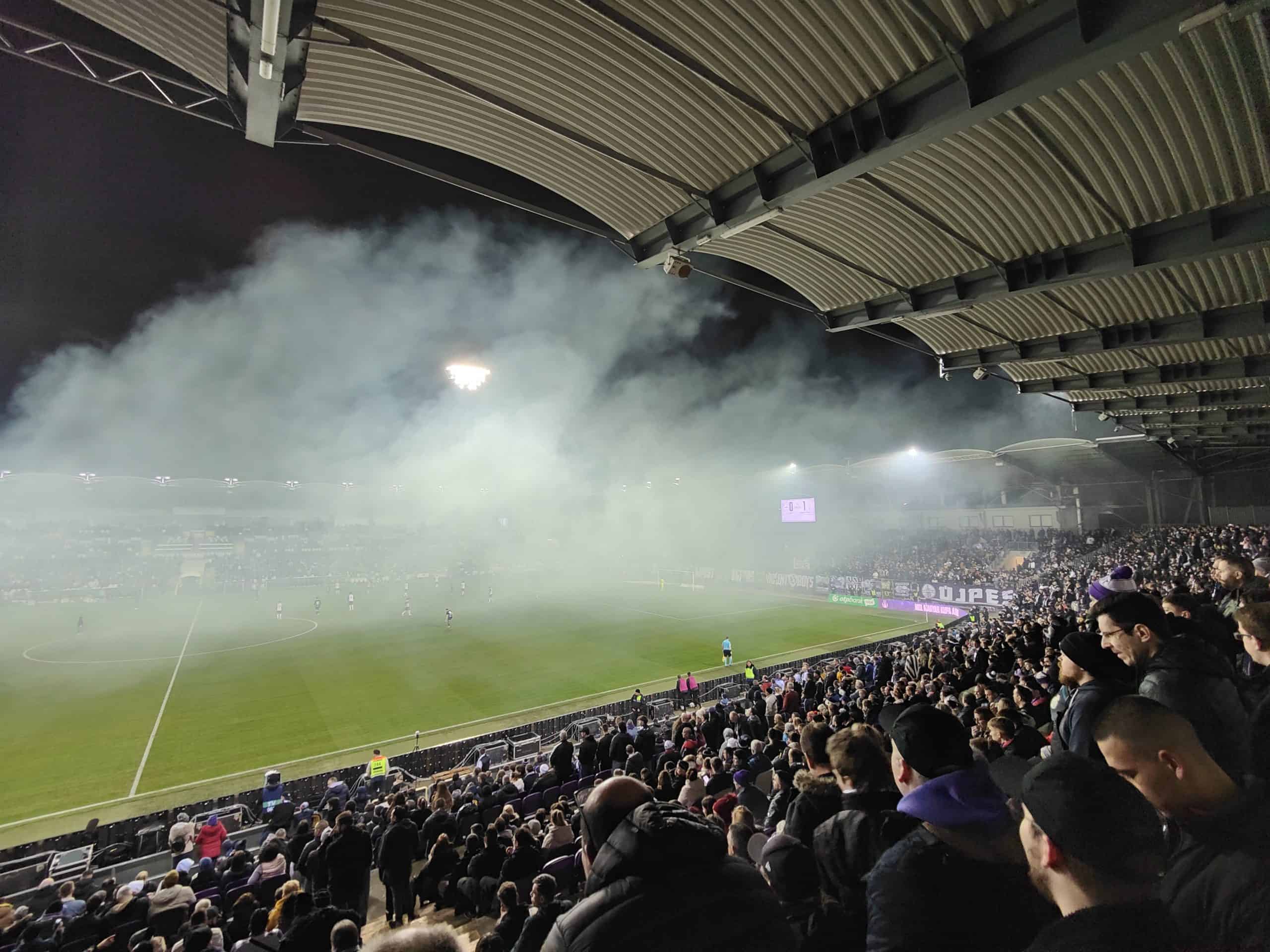 Ultras Újpest en Ferencváros gaan tekeer in Boedapest Derby