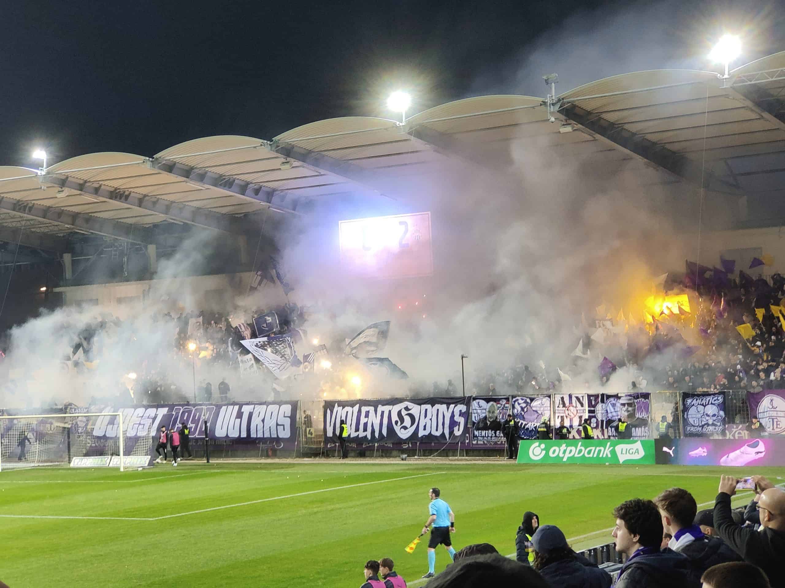 Ultras Újpest en Ferencváros gaan tekeer in Boedapest Derby