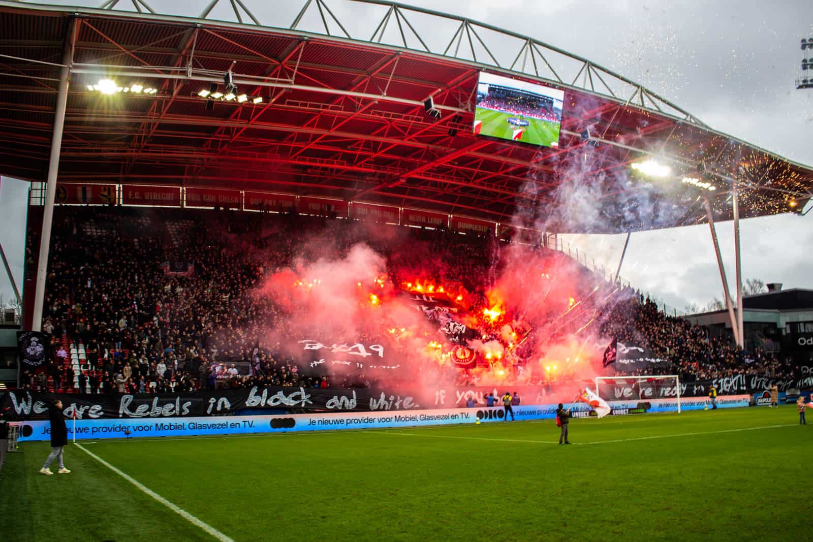 Groot pyrofestijn in de Domstad: 5-jarig bestaan van Utrecht Ultras!