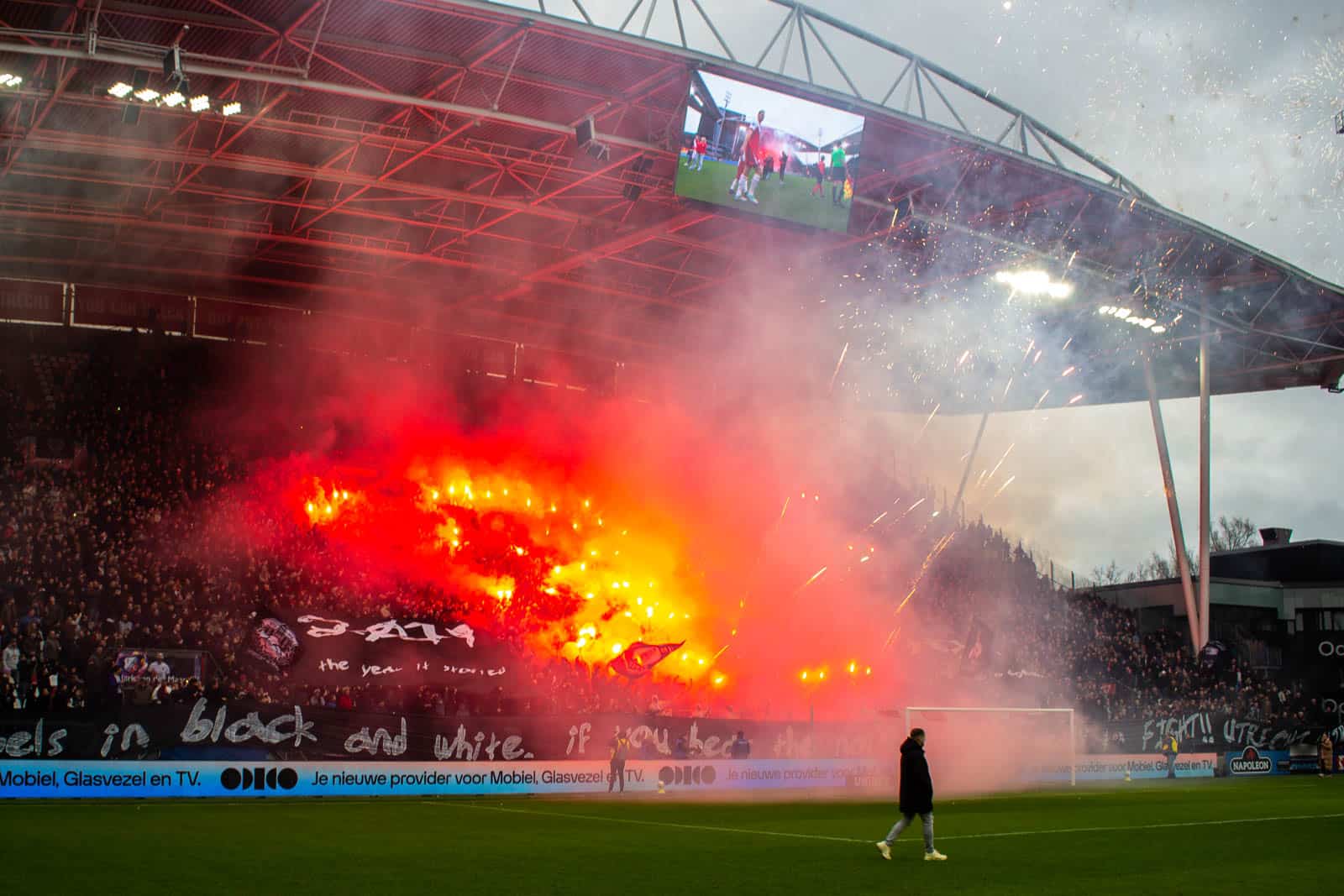 Groot pyrofestijn in de Domstad: 5-jarig bestaan van Utrecht Ultras!