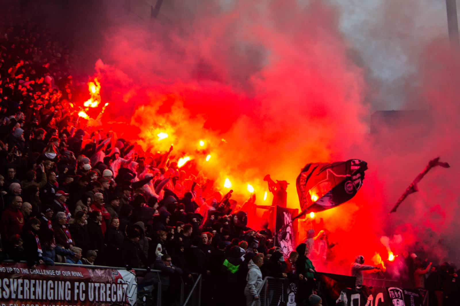 Groot pyrofestijn in de Domstad: 5-jarig bestaan van Utrecht Ultras!
