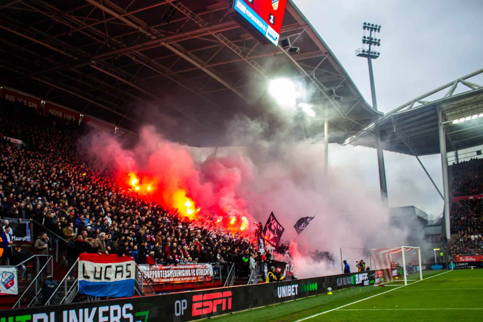 Groot pyrofestijn in de Domstad: 5-jarig bestaan van Utrecht Ultras!