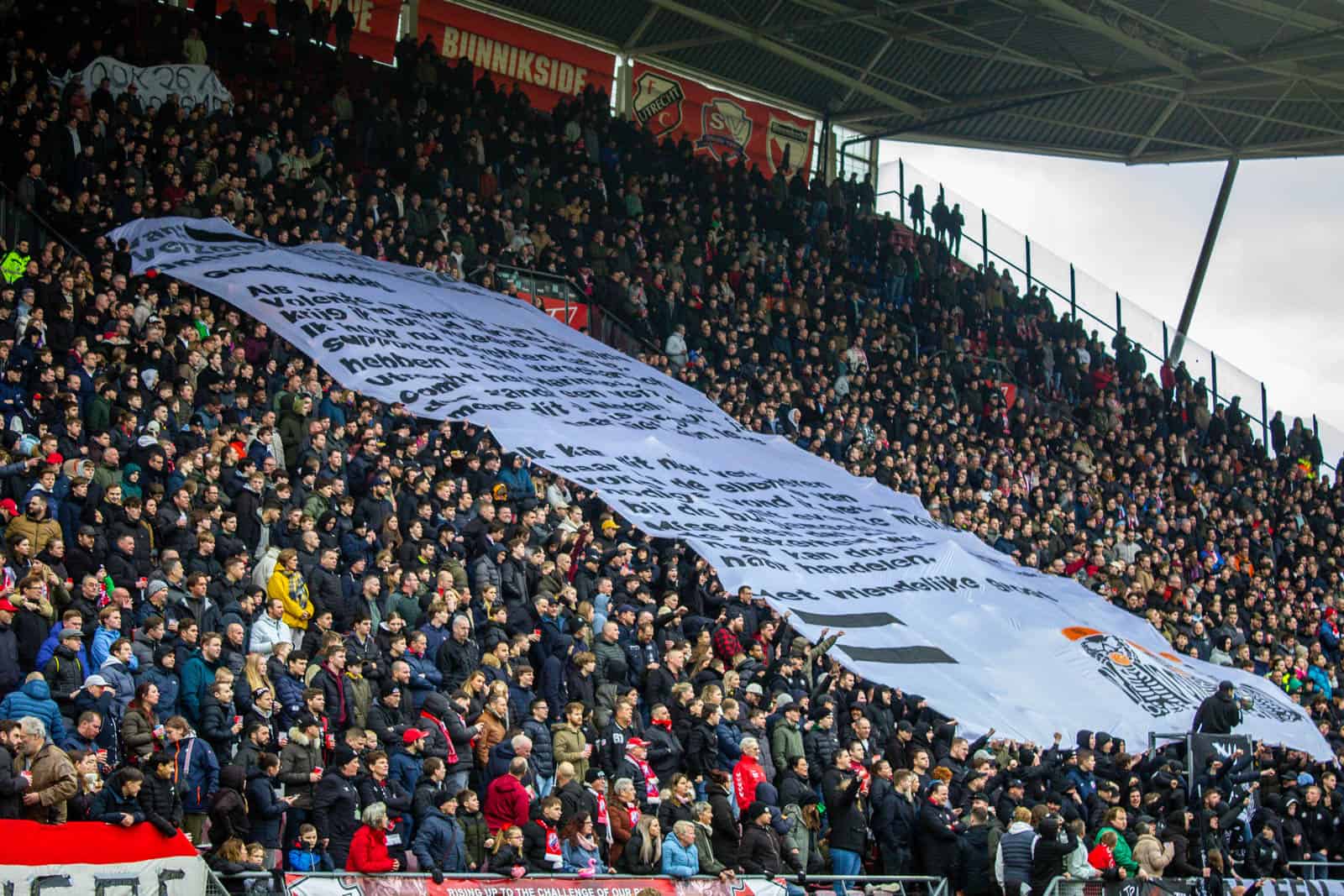 Groot pyrofestijn in de Domstad: 5-jarig bestaan van Utrecht Ultras!