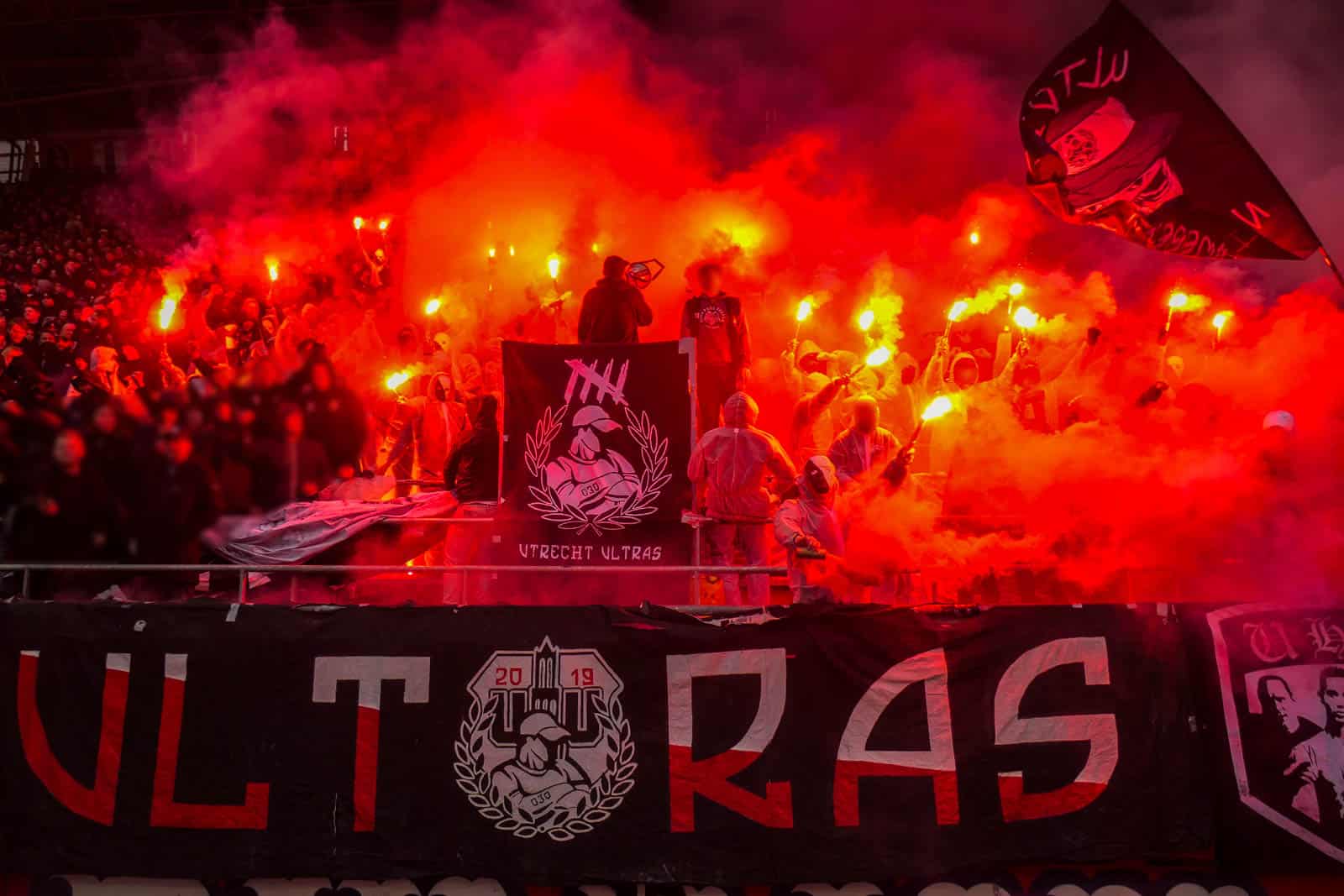 Groot pyrofestijn in de Domstad: 5-jarig bestaan van Utrecht Ultras!