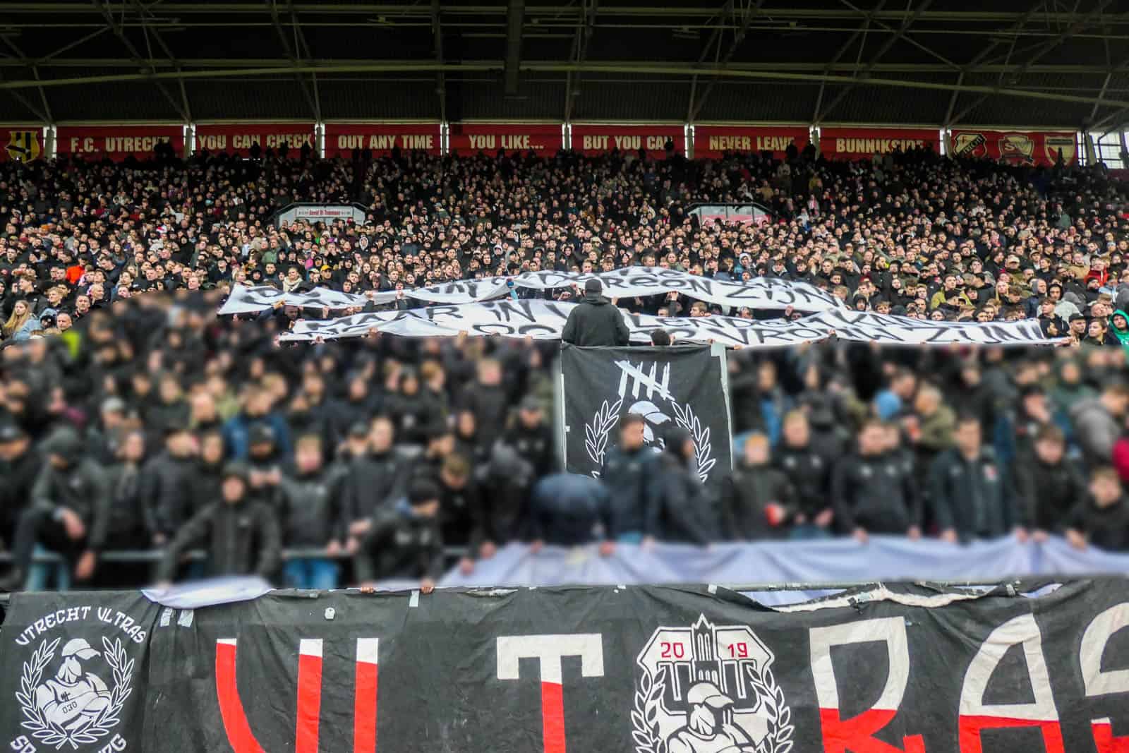 Groot pyrofestijn in de Domstad: 5-jarig bestaan van Utrecht Ultras!