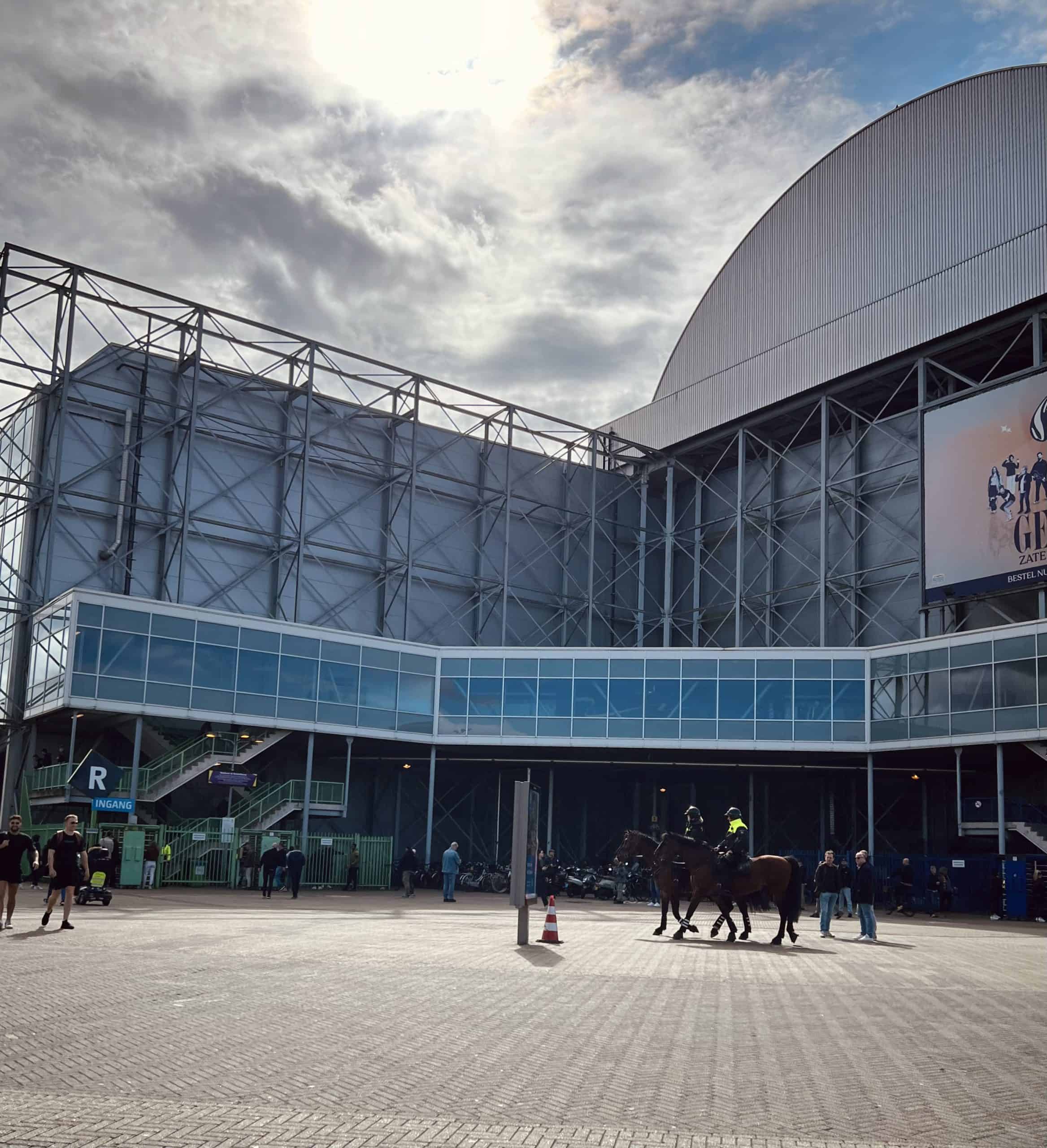 NEC deelt dreun uit aan Vitesse in derby met leeg uitvak