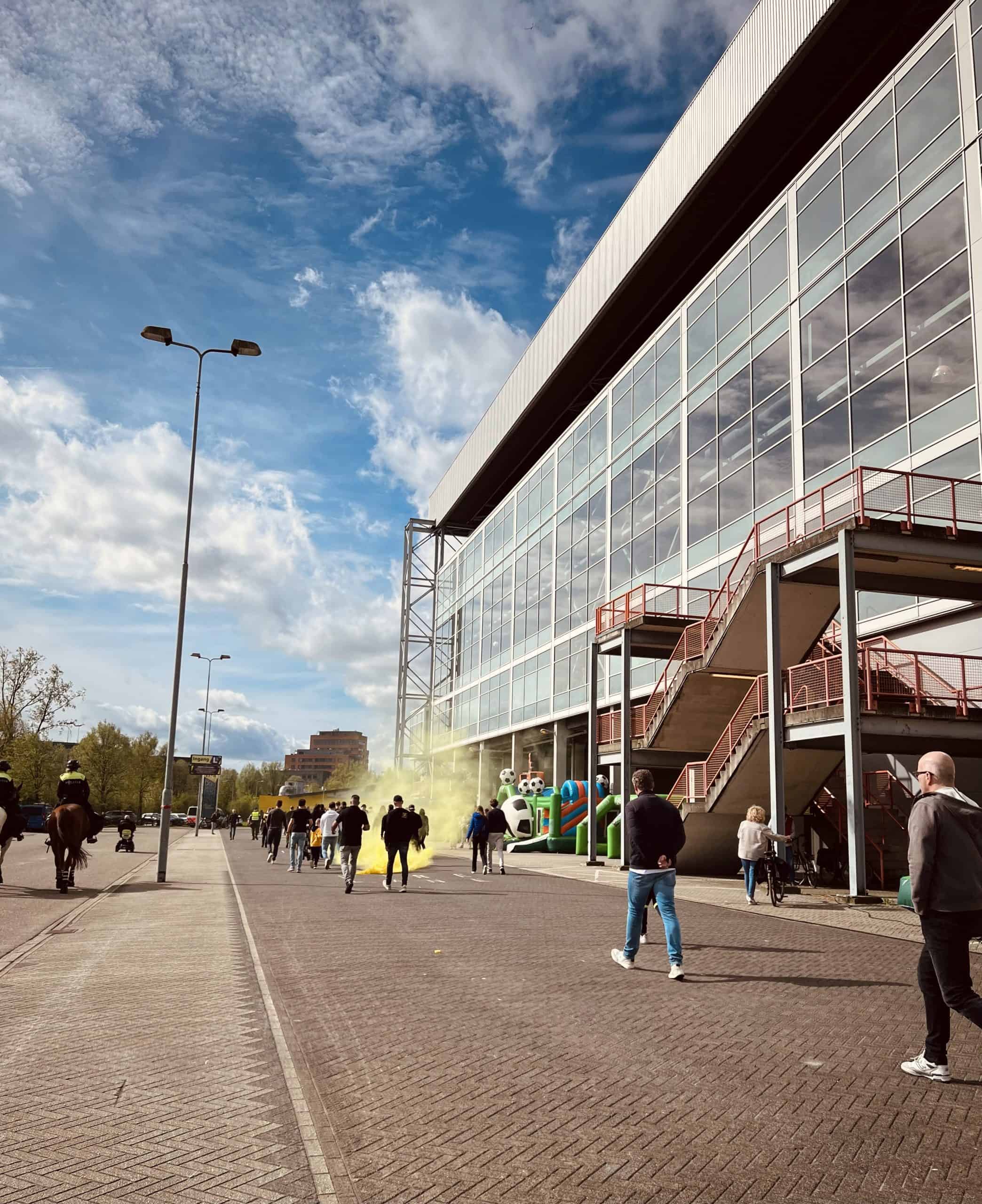 NEC deelt dreun uit aan Vitesse in derby met leeg uitvak