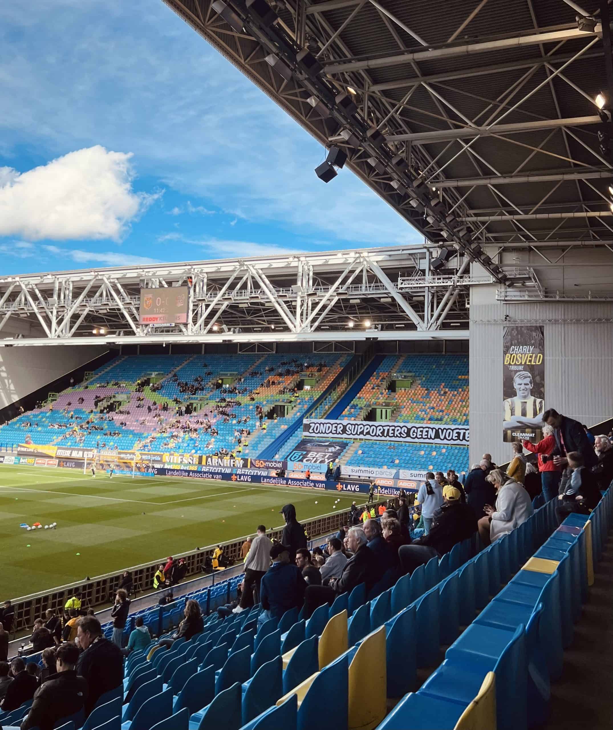 NEC deelt dreun uit aan Vitesse in derby met leeg uitvak