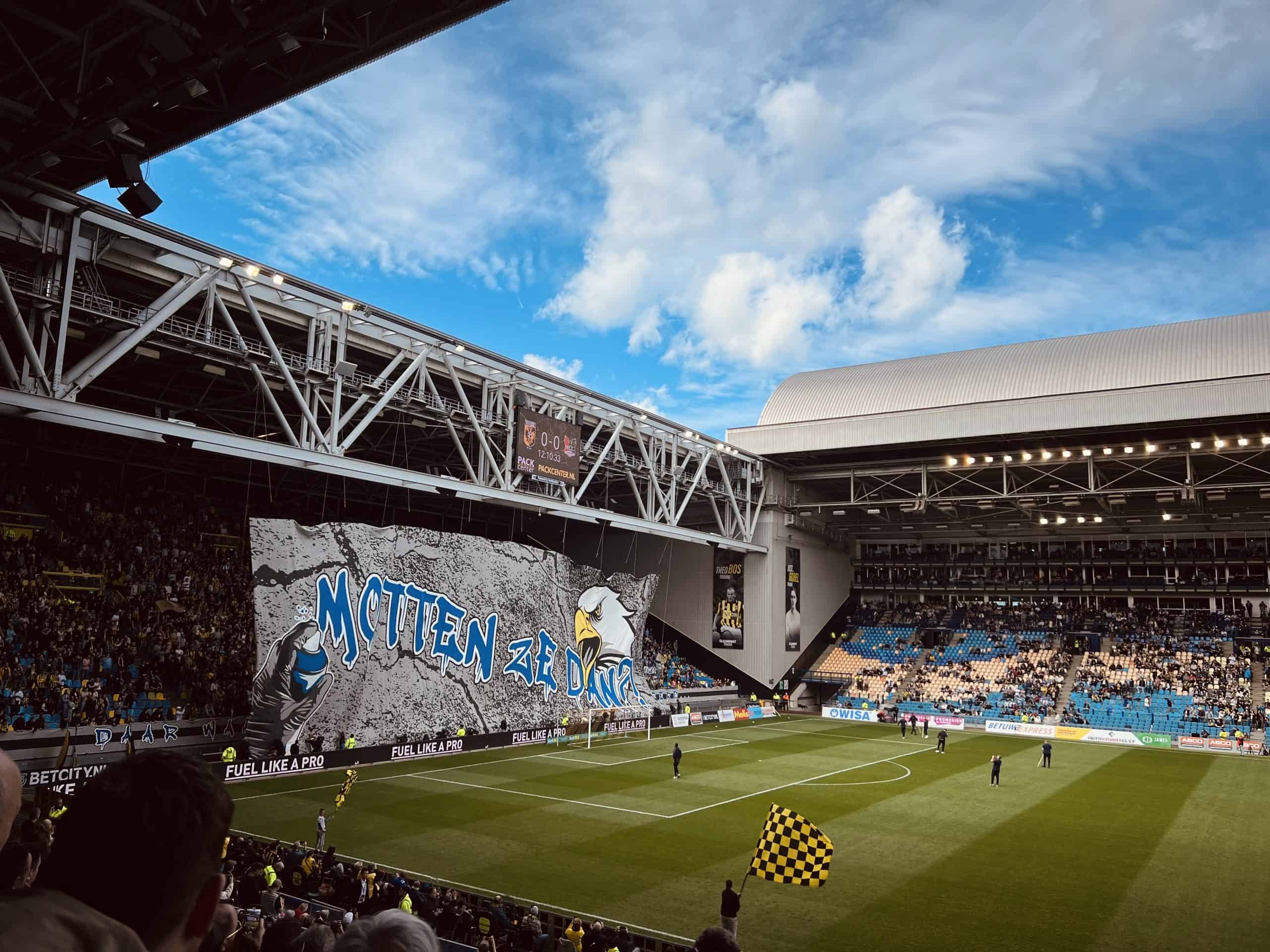 NEC deelt dreun uit aan Vitesse in derby met leeg uitvak