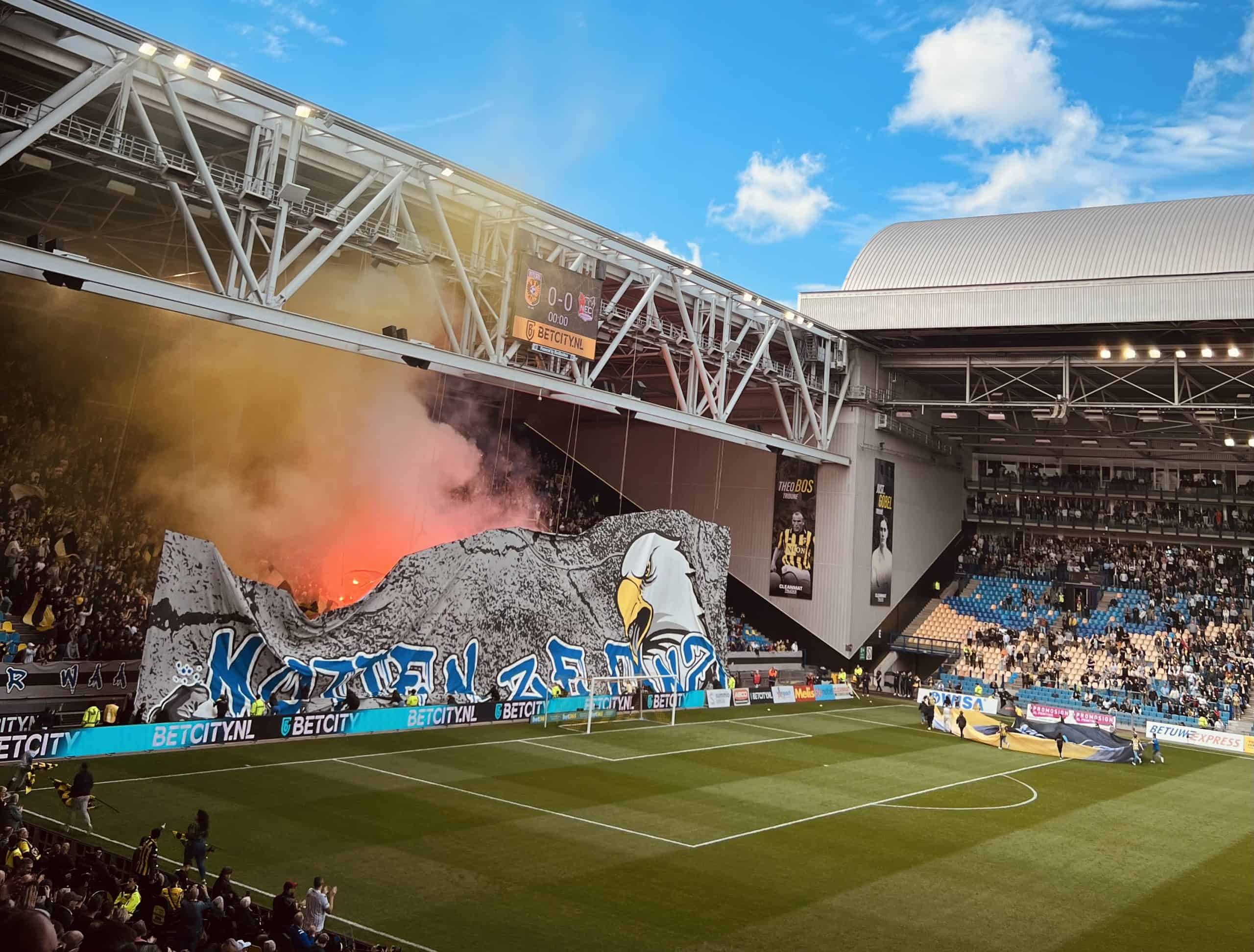 NEC deelt dreun uit aan Vitesse in derby met leeg uitvak