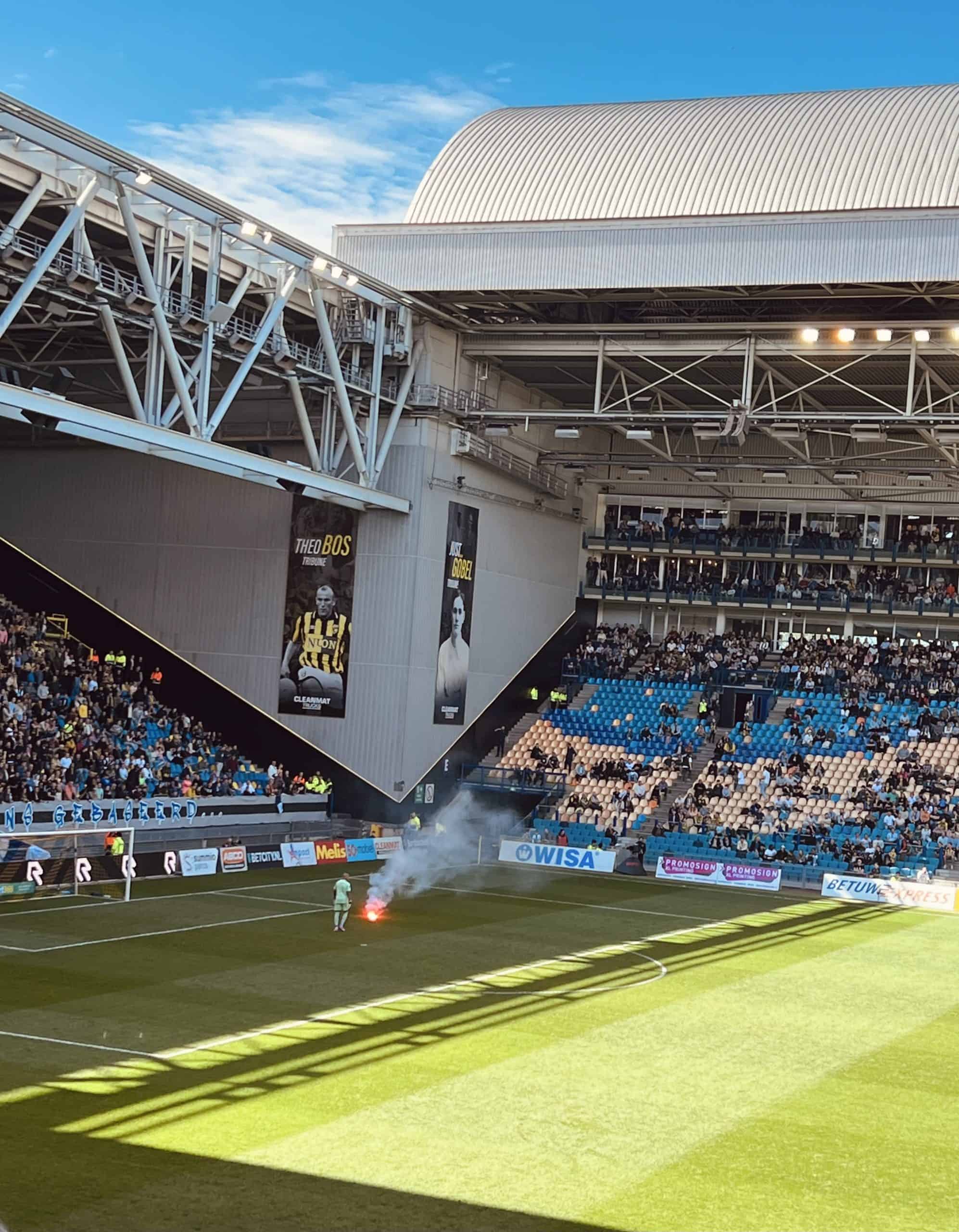 NEC deelt dreun uit aan Vitesse in derby met leeg uitvak
