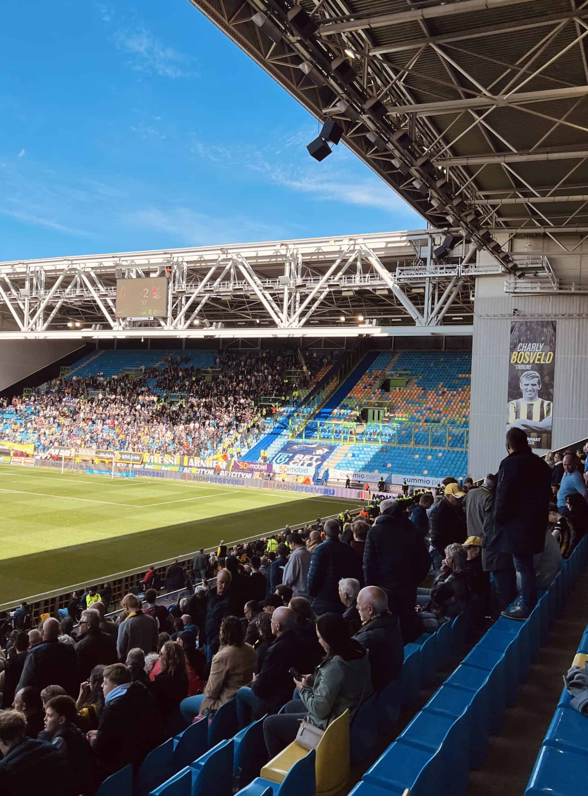 NEC deelt dreun uit aan Vitesse in derby met leeg uitvak