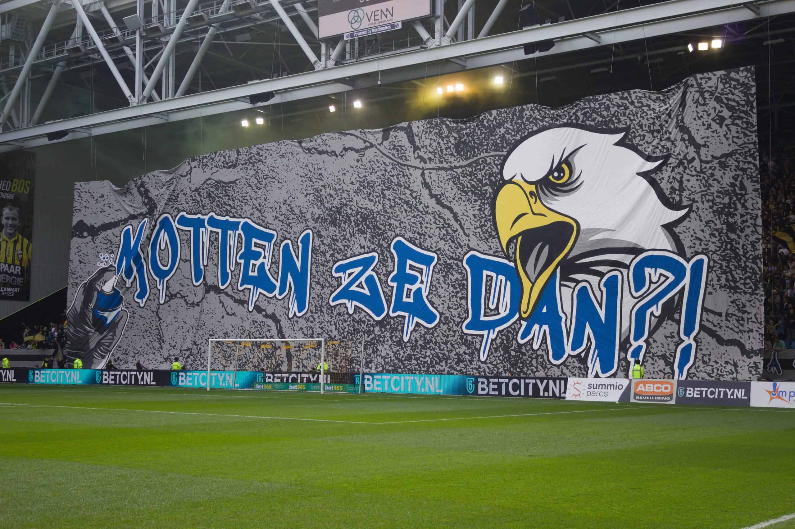NEC deelt dreun uit aan Vitesse in derby met leeg uitvak