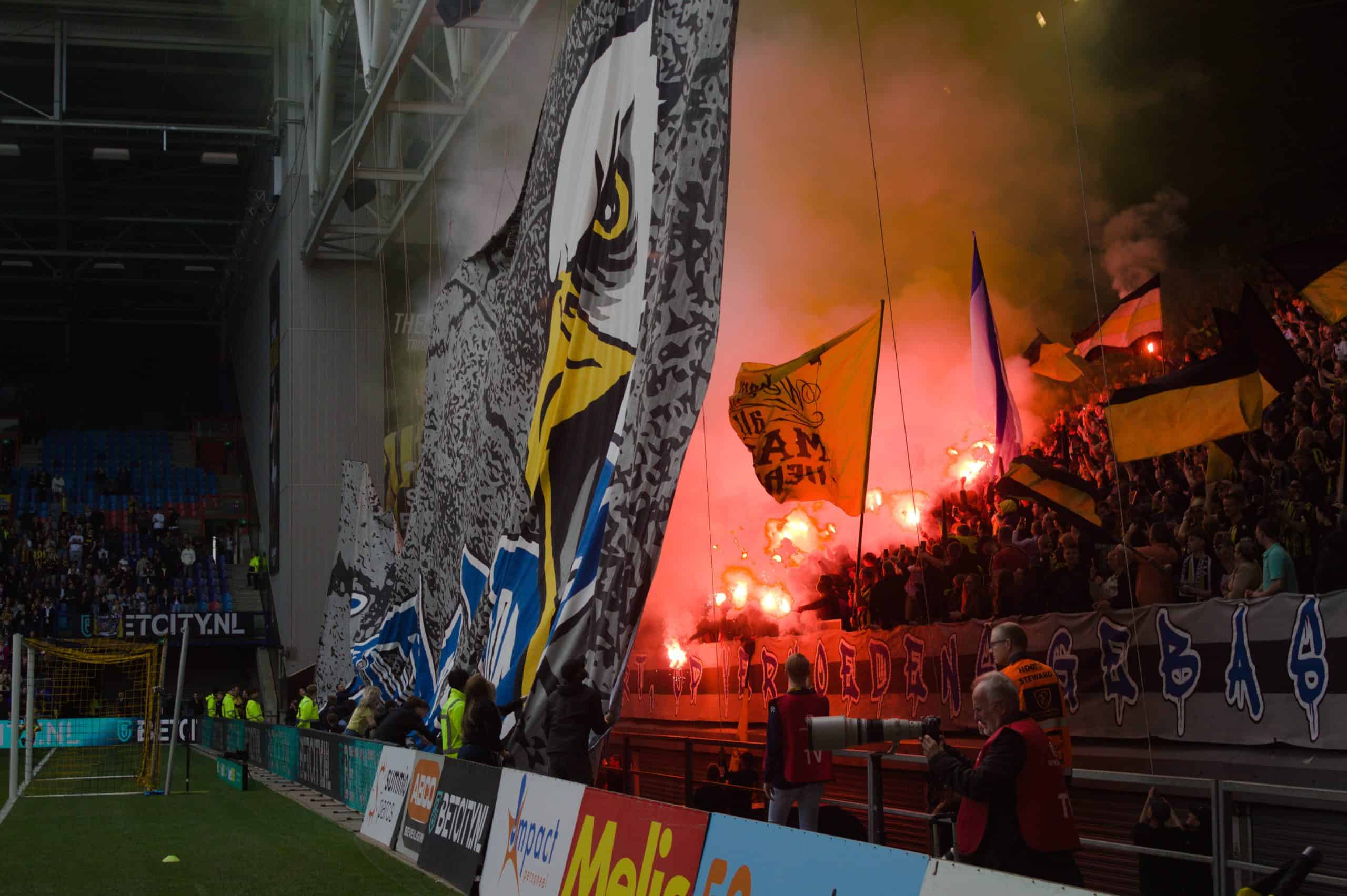 NEC deelt dreun uit aan Vitesse in derby met leeg uitvak
