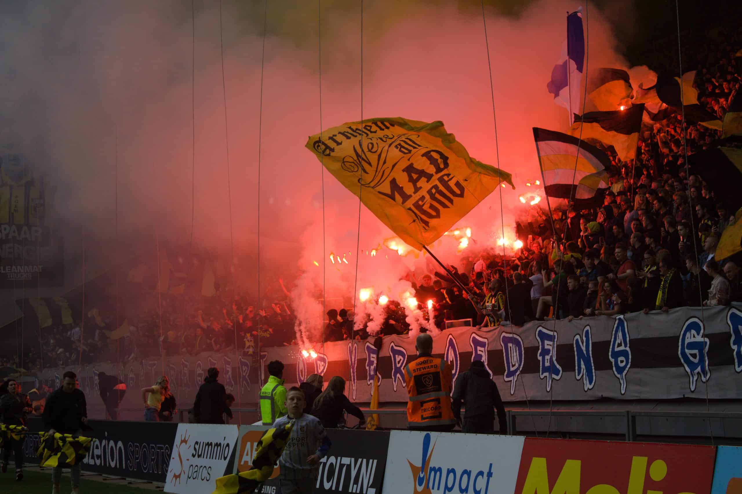 NEC deelt dreun uit aan Vitesse in derby met leeg uitvak