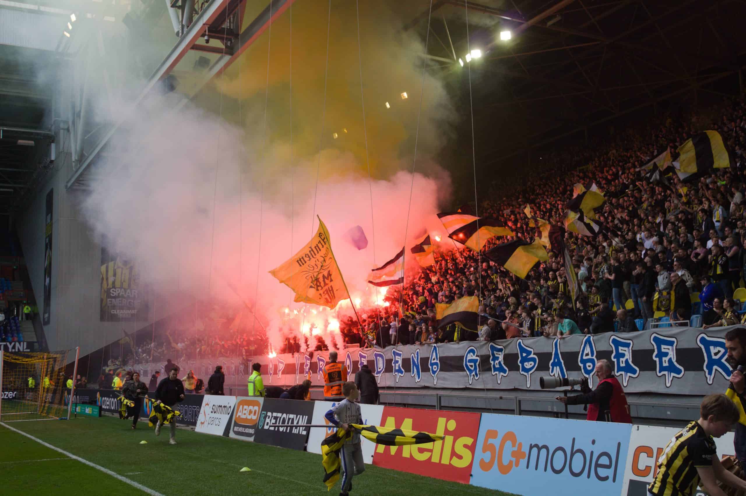 NEC deelt dreun uit aan Vitesse in derby met leeg uitvak