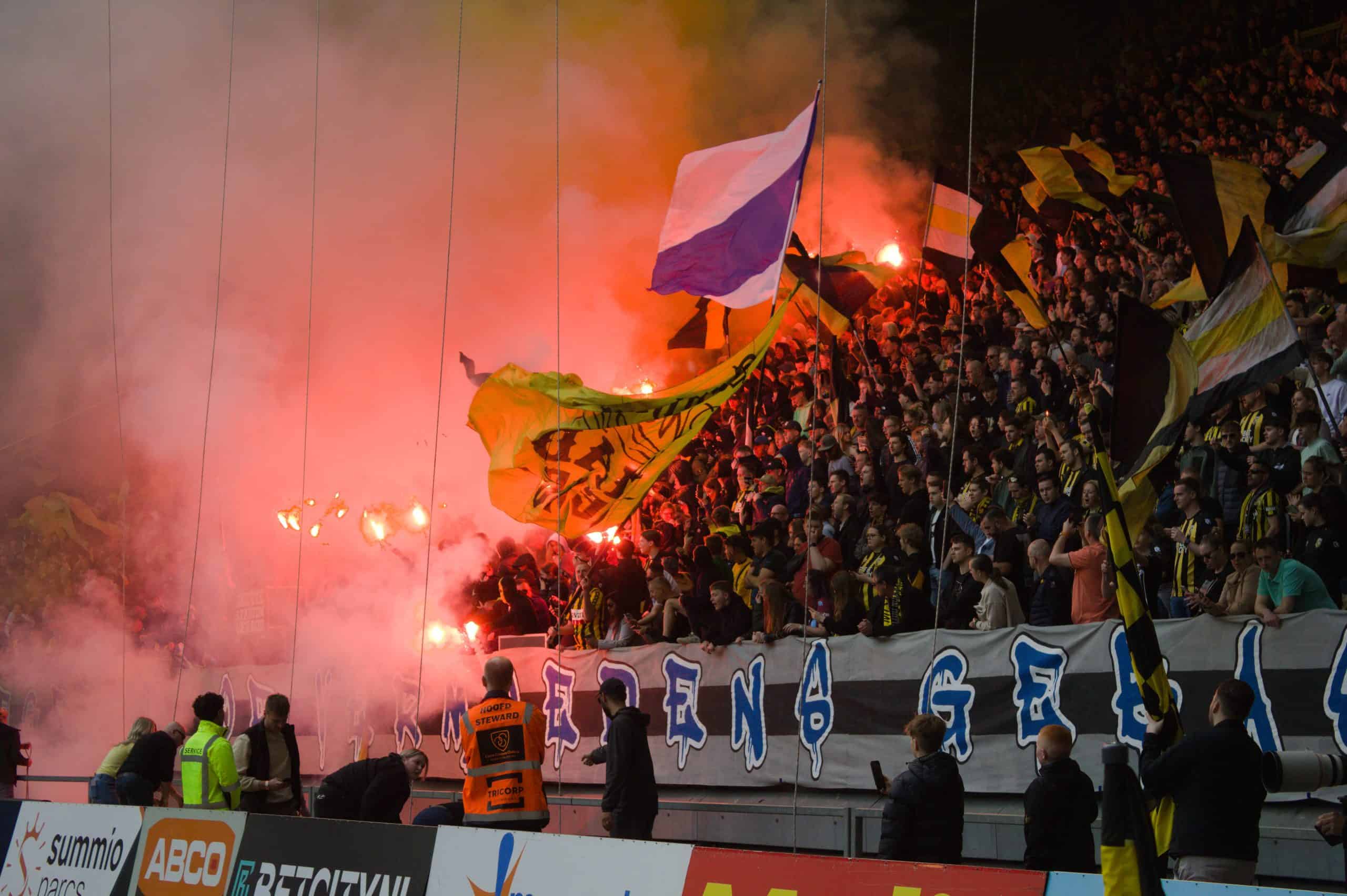 NEC deelt dreun uit aan Vitesse in derby met leeg uitvak