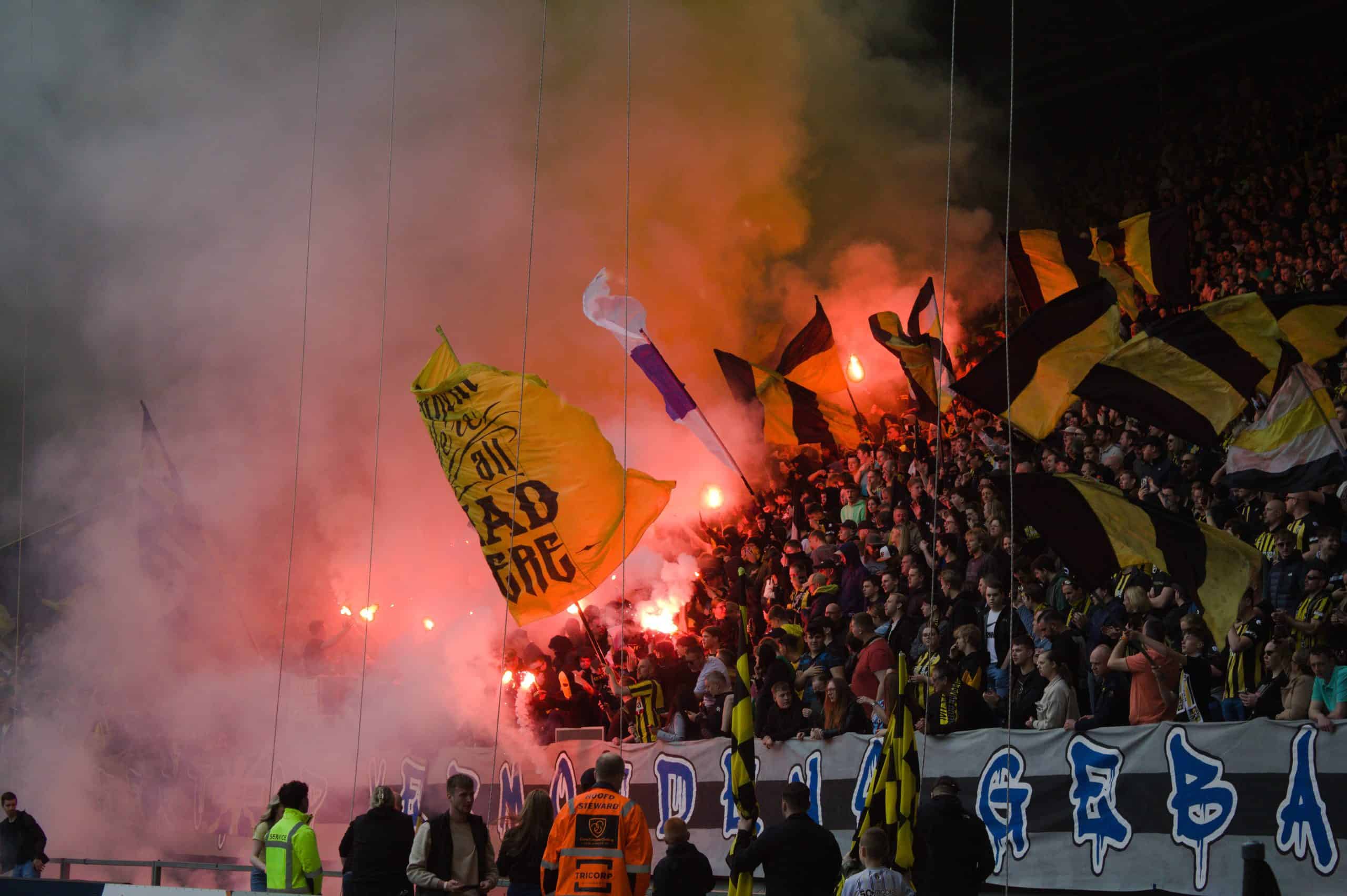 NEC deelt dreun uit aan Vitesse in derby met leeg uitvak