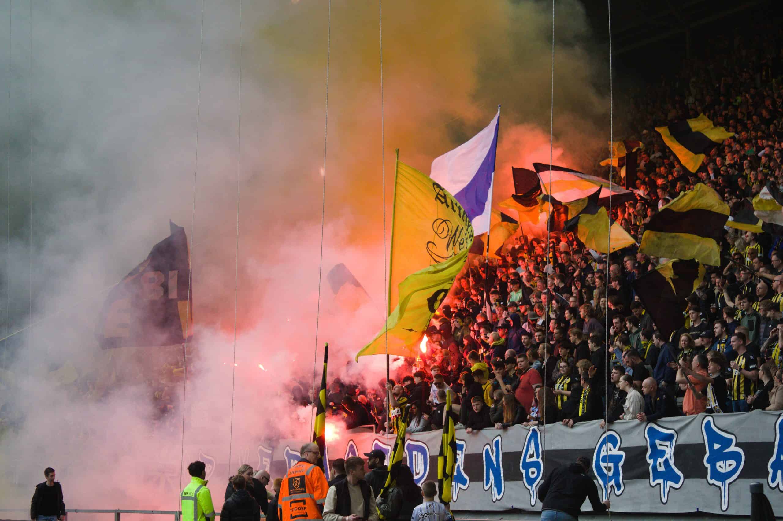 NEC deelt dreun uit aan Vitesse in derby met leeg uitvak