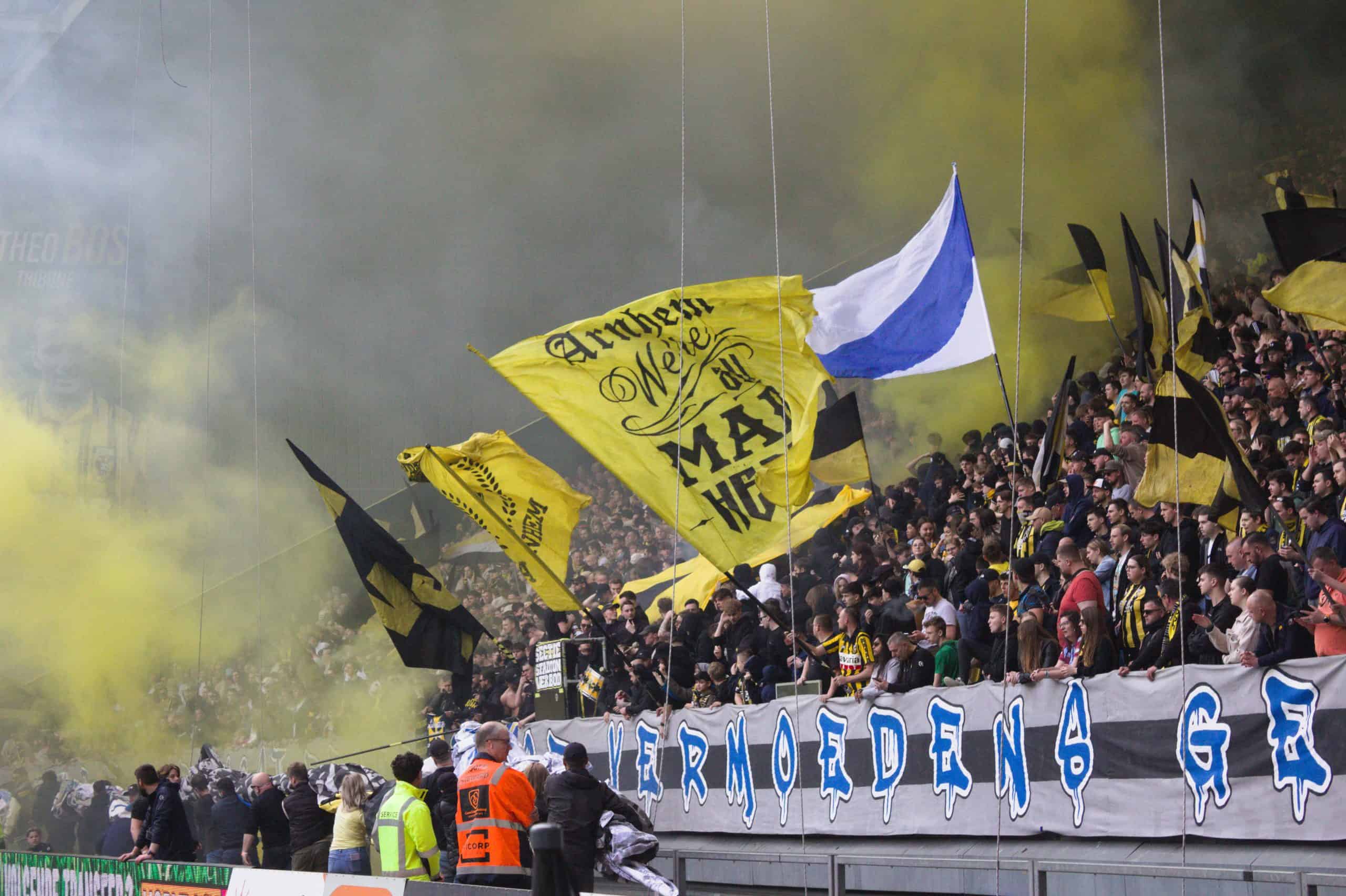 NEC deelt dreun uit aan Vitesse in derby met leeg uitvak