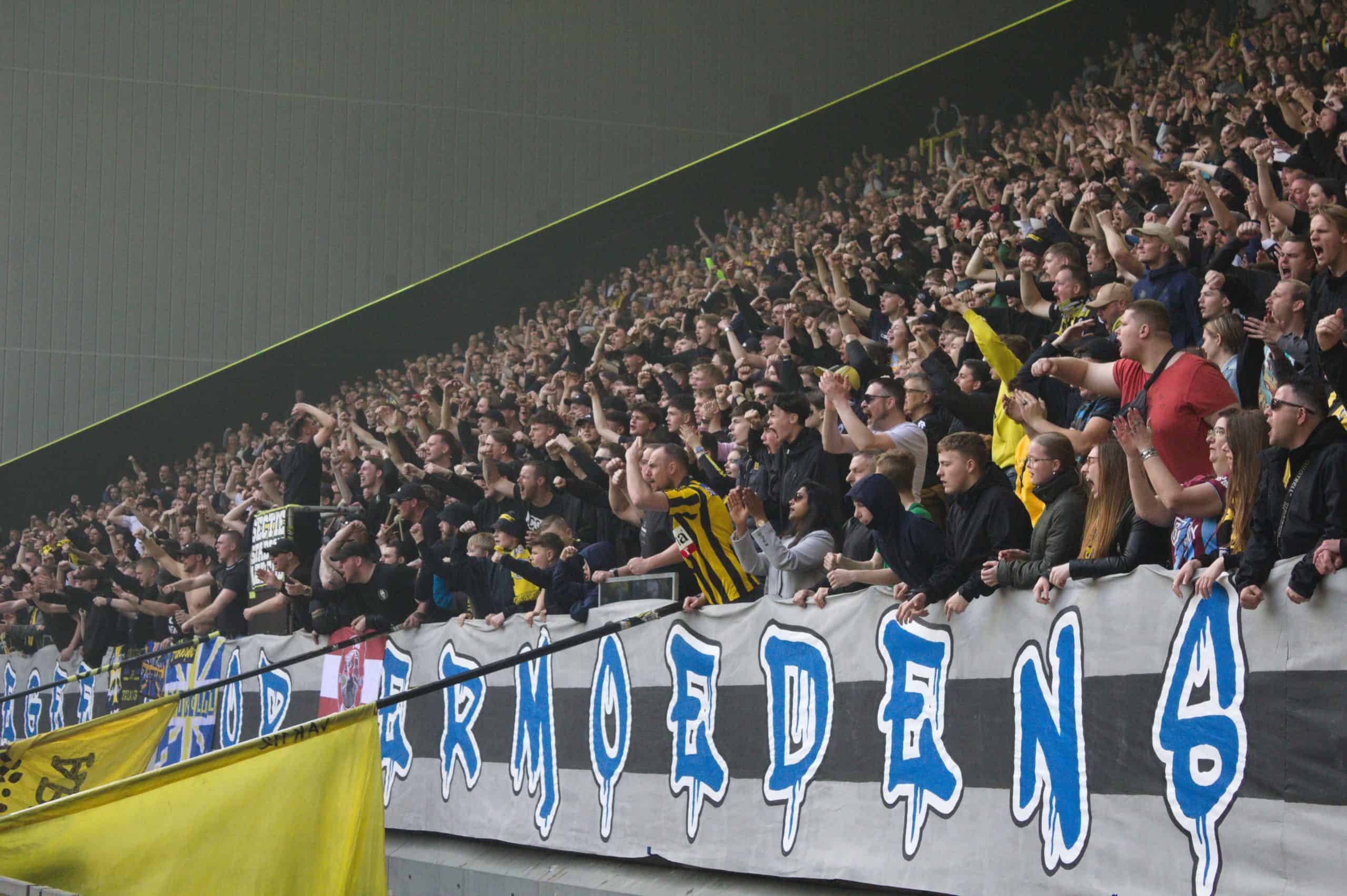 NEC deelt dreun uit aan Vitesse in derby met leeg uitvak