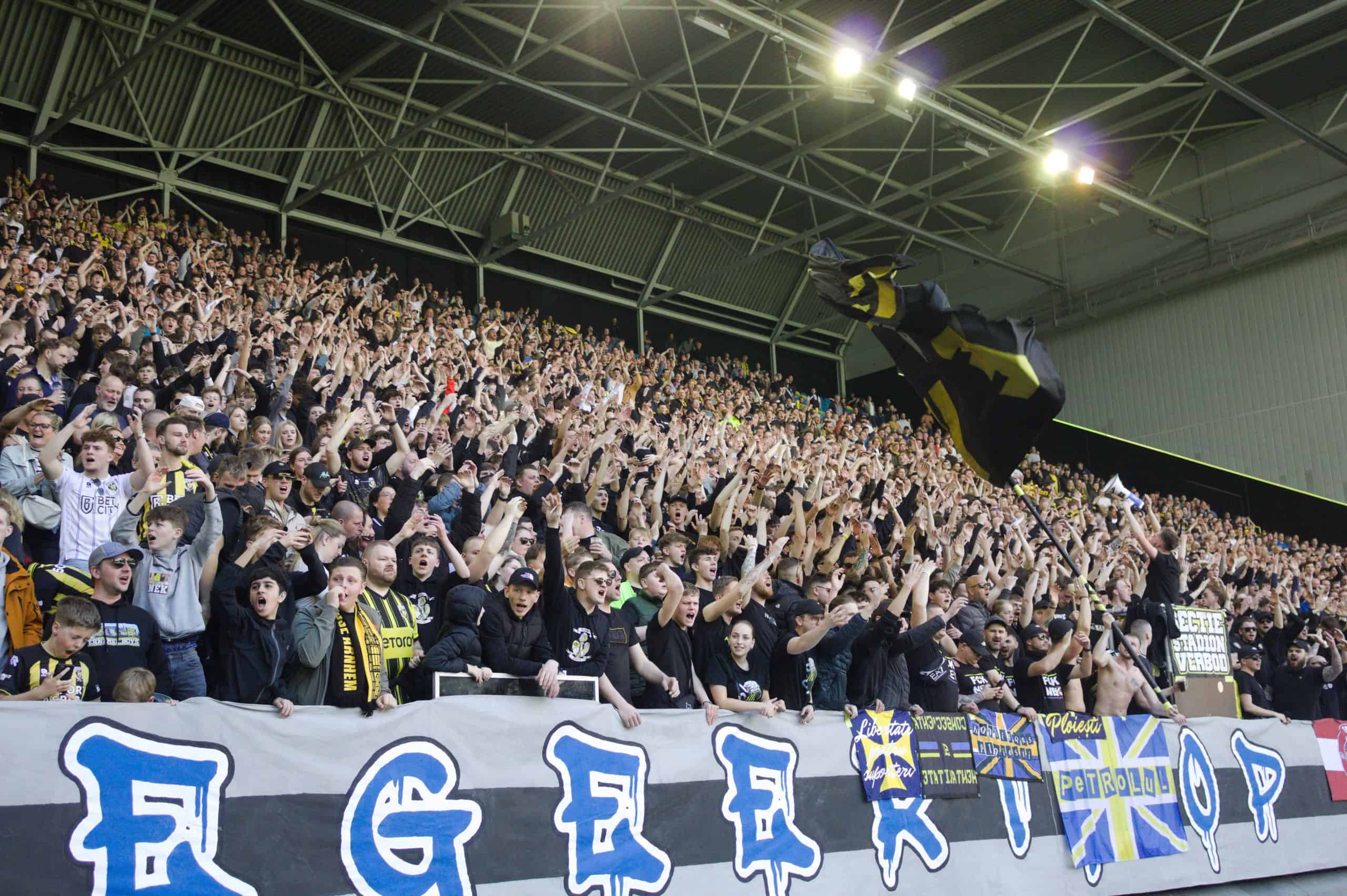 NEC deelt dreun uit aan Vitesse in derby met leeg uitvak