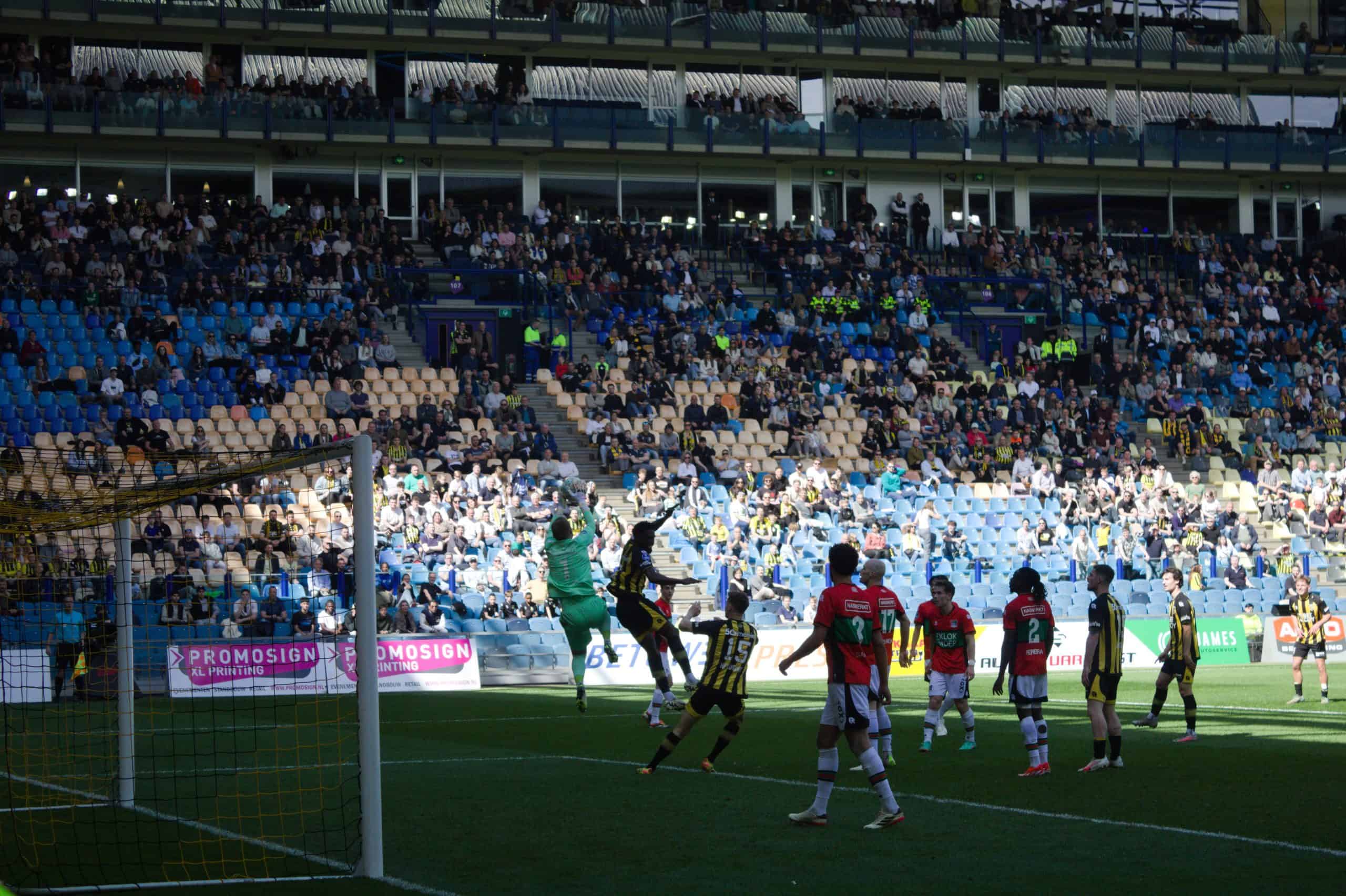 NEC deelt dreun uit aan Vitesse in derby met leeg uitvak