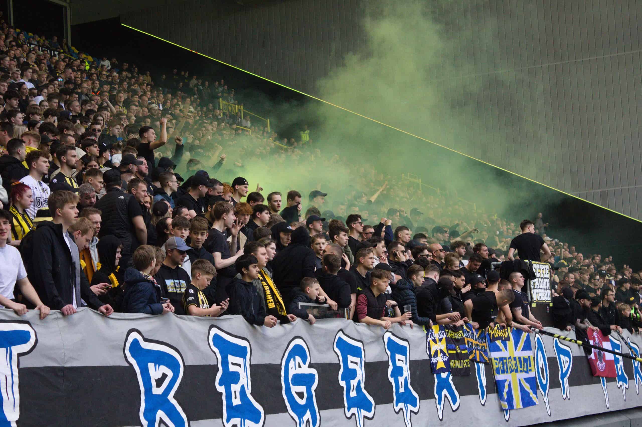 NEC deelt dreun uit aan Vitesse in derby met leeg uitvak