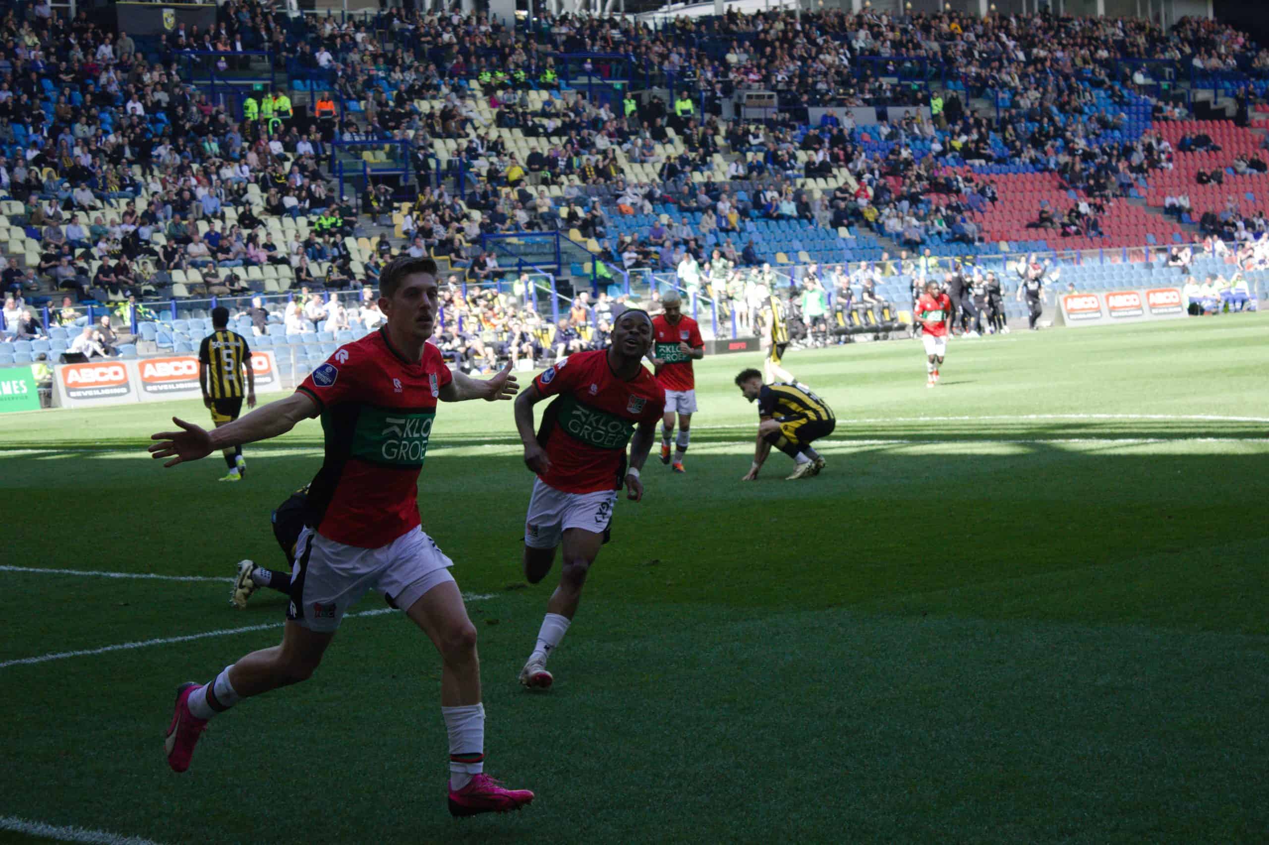 NEC deelt dreun uit aan Vitesse in derby met leeg uitvak