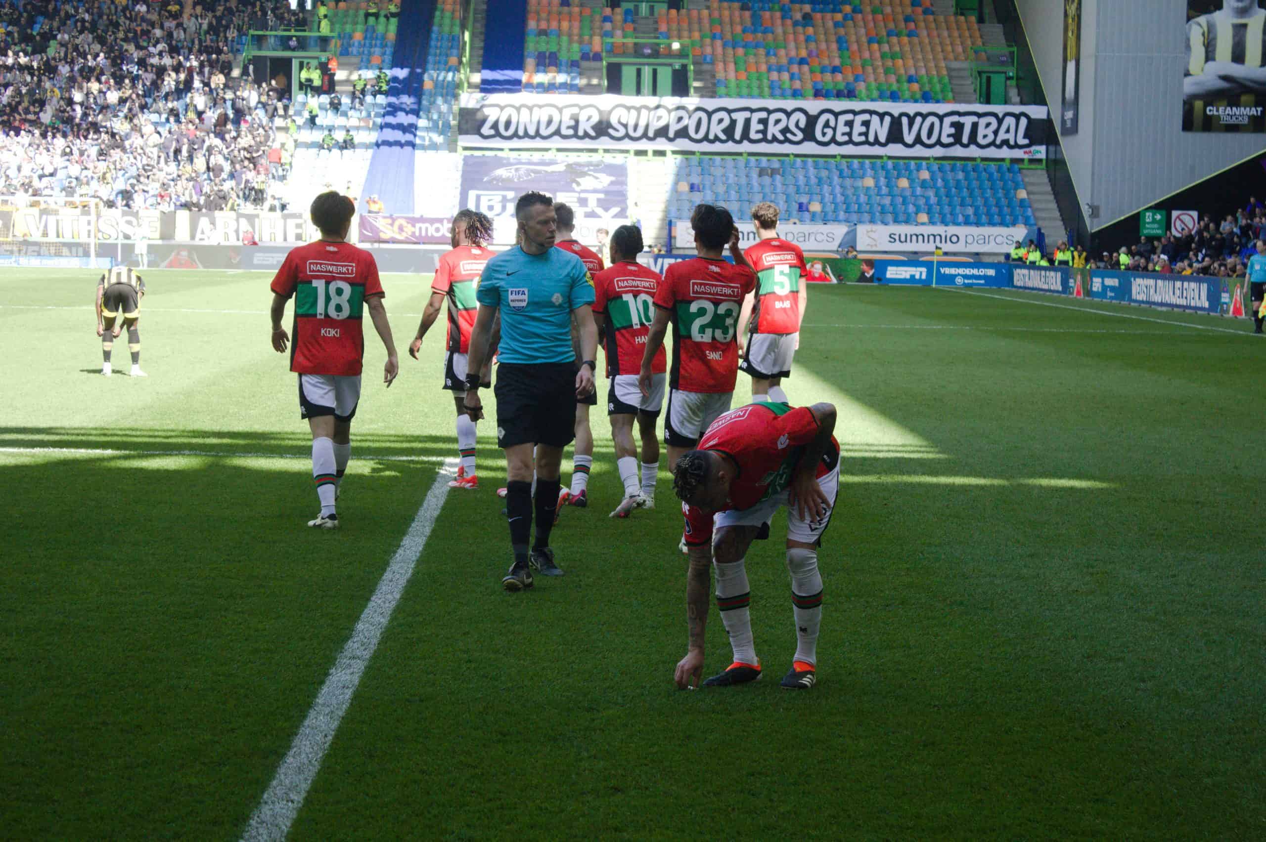 NEC deelt dreun uit aan Vitesse in derby met leeg uitvak