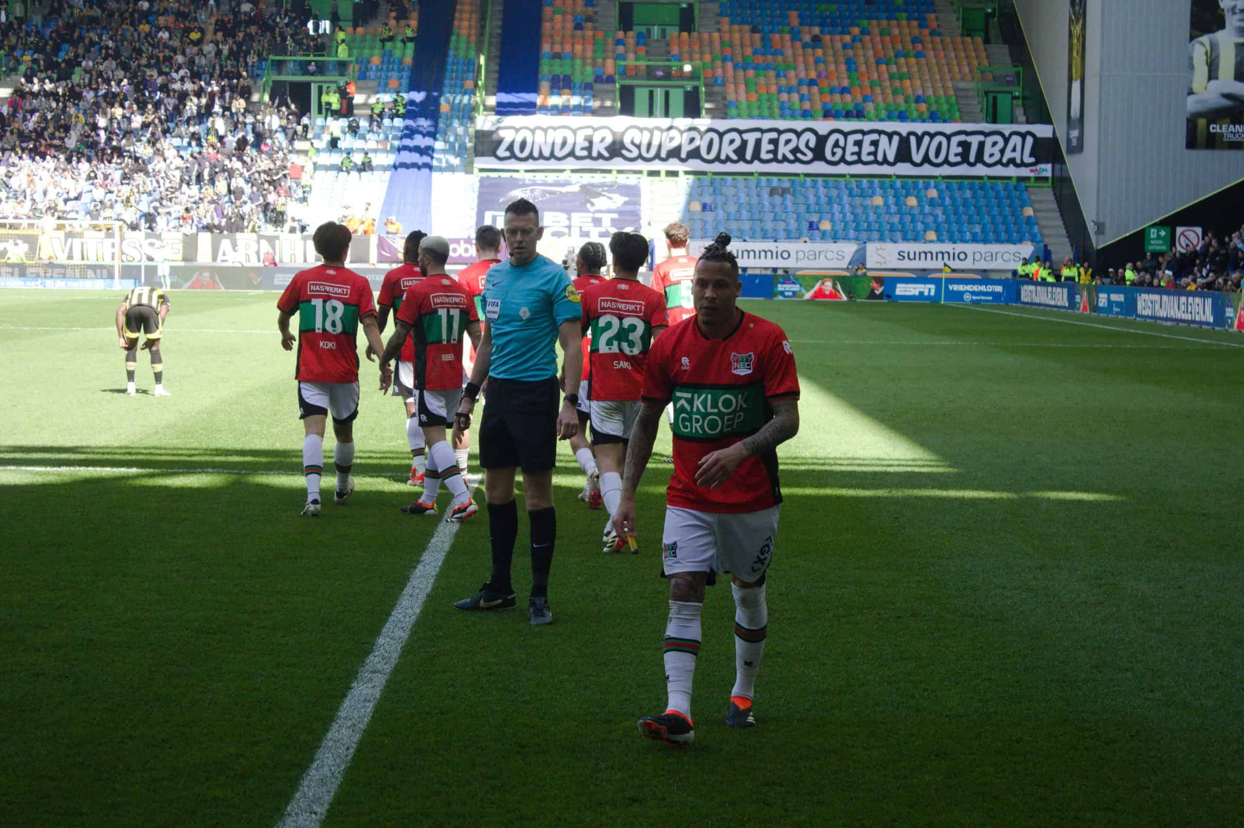 NEC deelt dreun uit aan Vitesse in derby met leeg uitvak