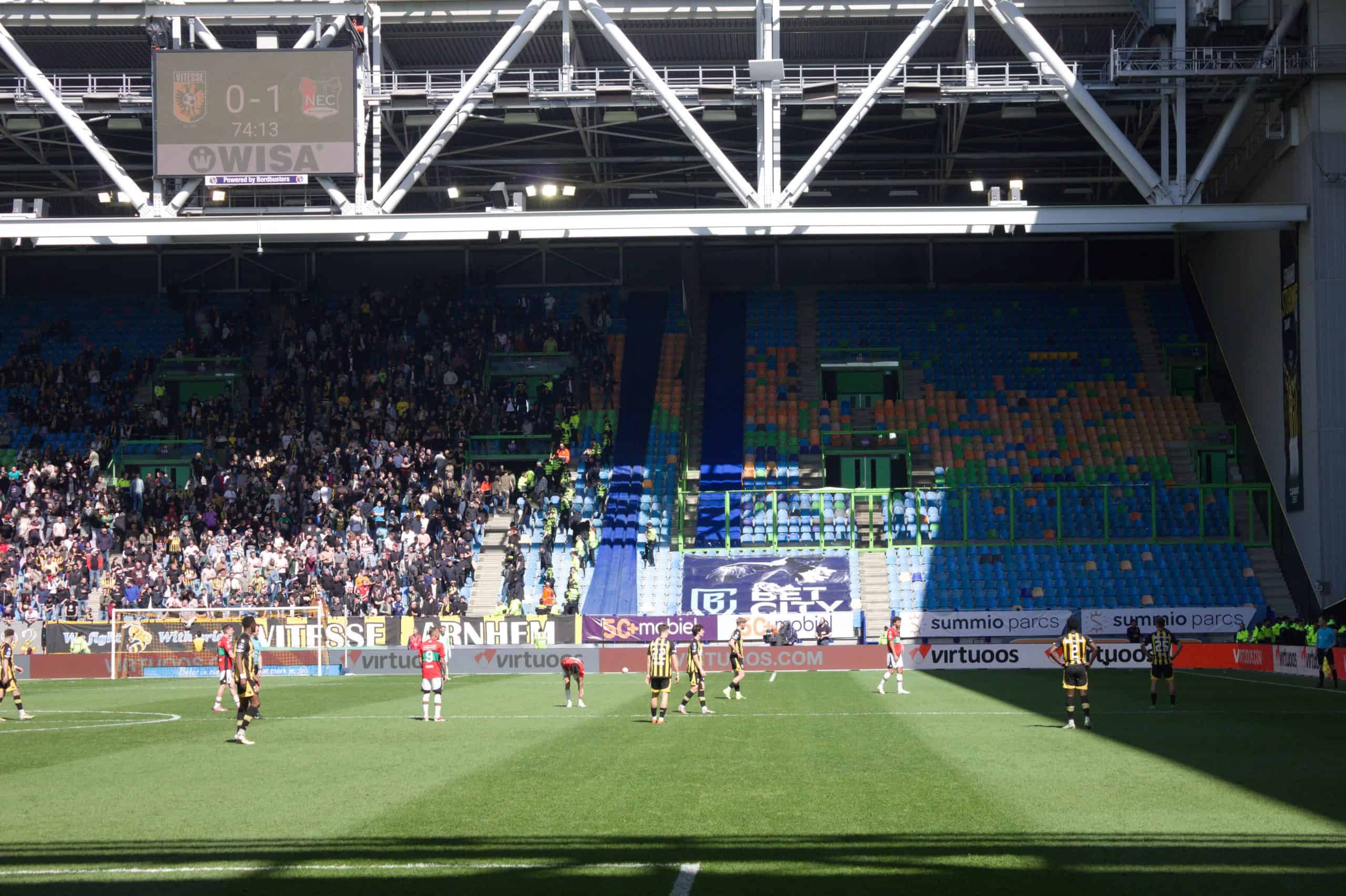 NEC deelt dreun uit aan Vitesse in derby met leeg uitvak