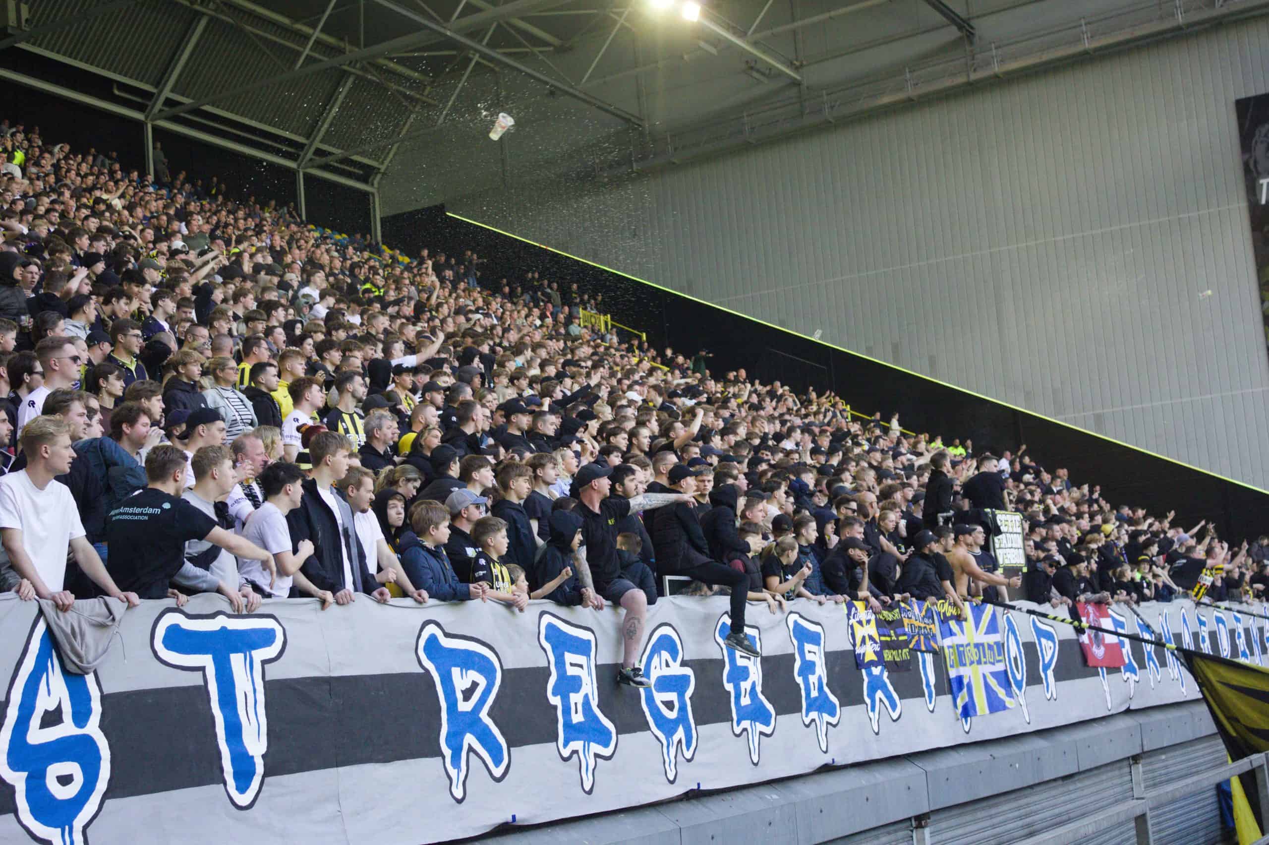NEC deelt dreun uit aan Vitesse in derby met leeg uitvak