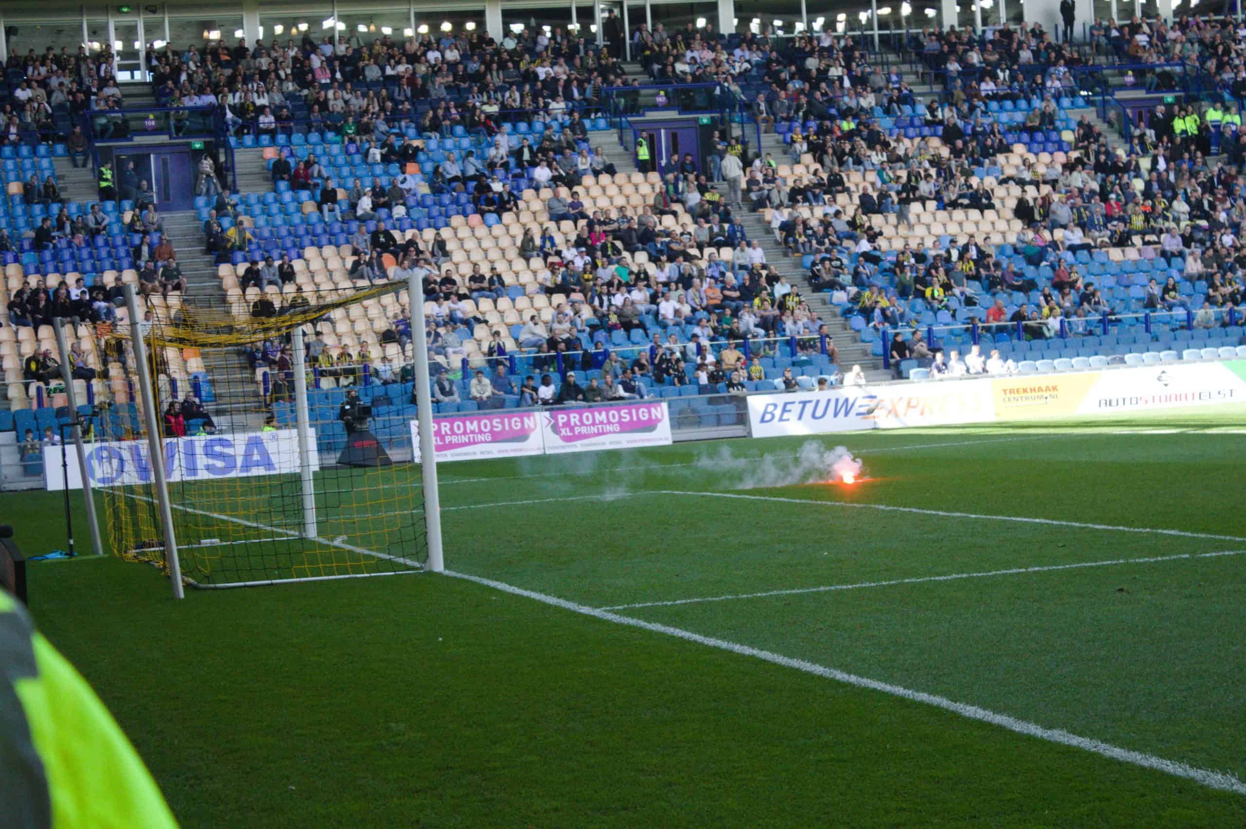 NEC deelt dreun uit aan Vitesse in derby met leeg uitvak