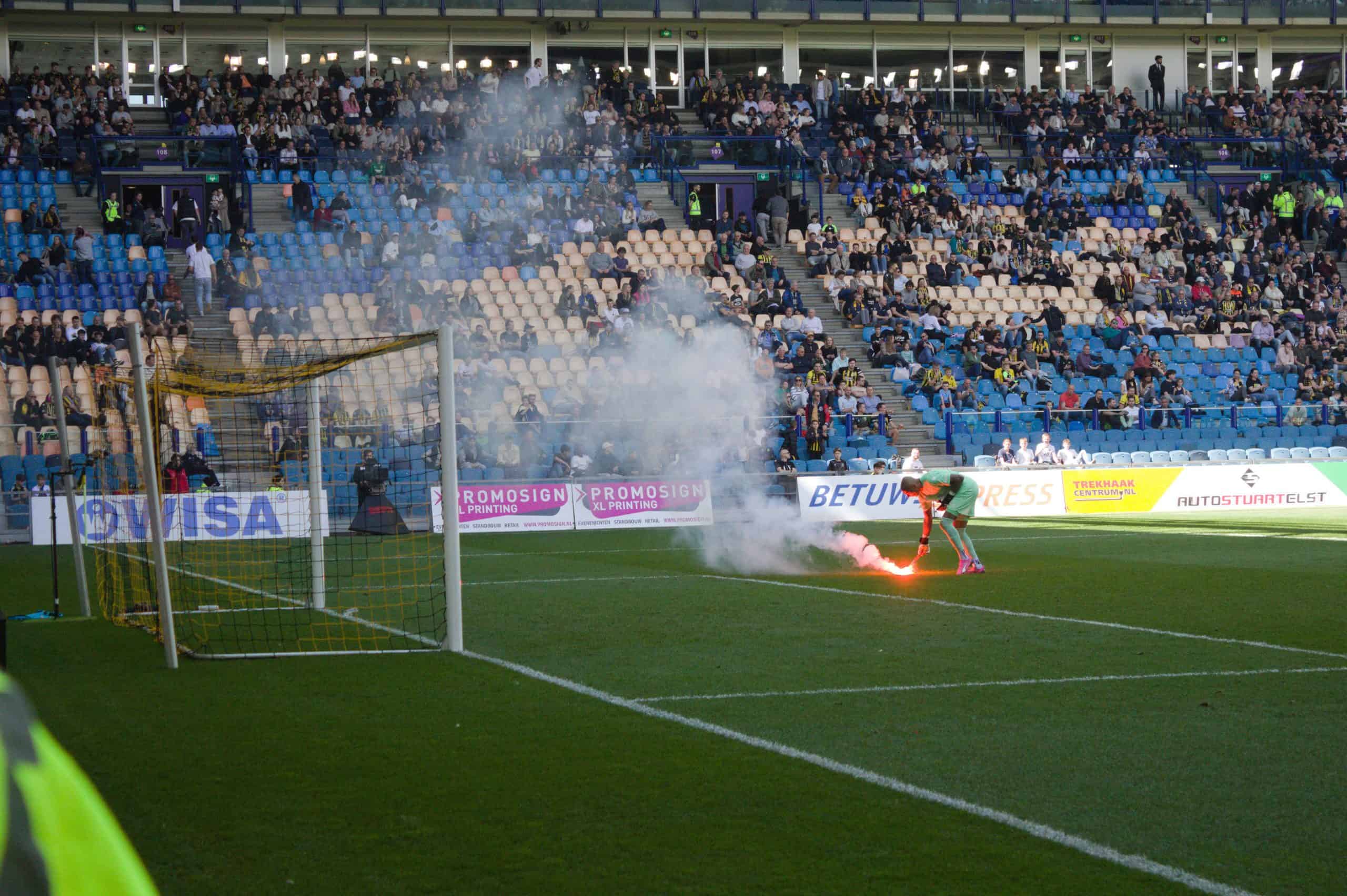 NEC deelt dreun uit aan Vitesse in derby met leeg uitvak