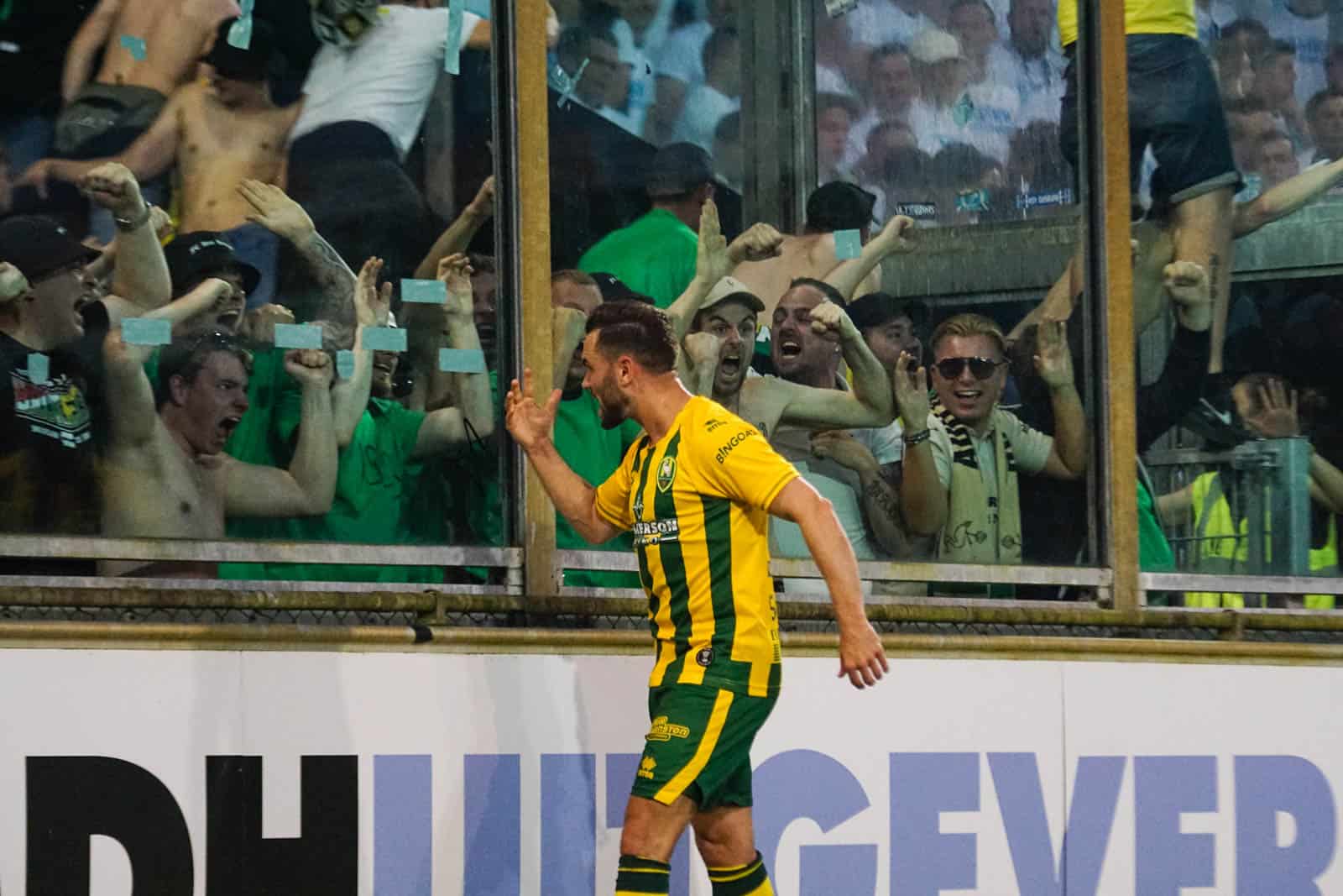 Voetbal is bijzaak op magische play-off avond bij De Graafschap – ADO
