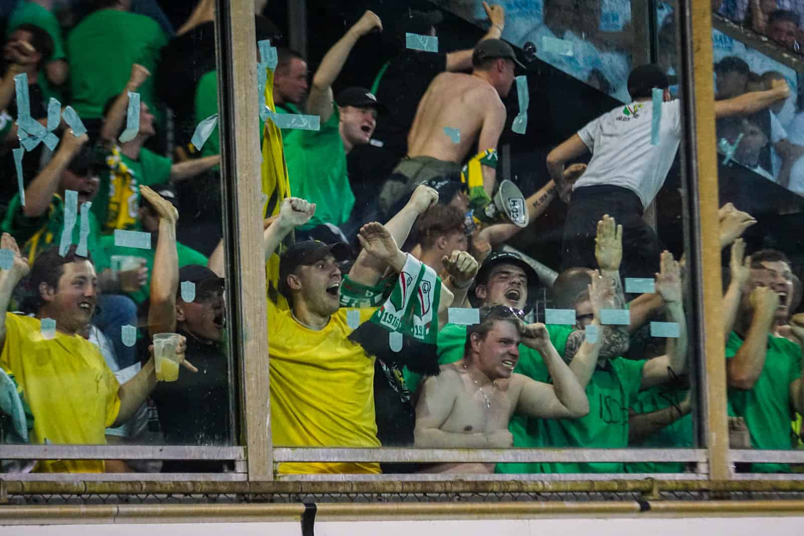 Voetbal is bijzaak op magische play-off avond bij De Graafschap – ADO