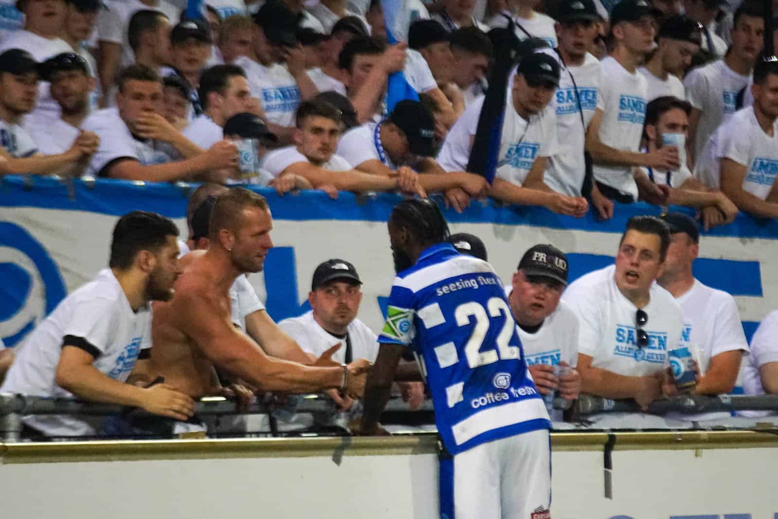 Voetbal is bijzaak op magische play-off avond bij De Graafschap – ADO