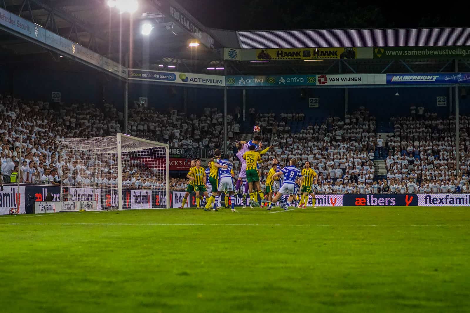 Voetbal is bijzaak op magische play-off avond bij De Graafschap – ADO