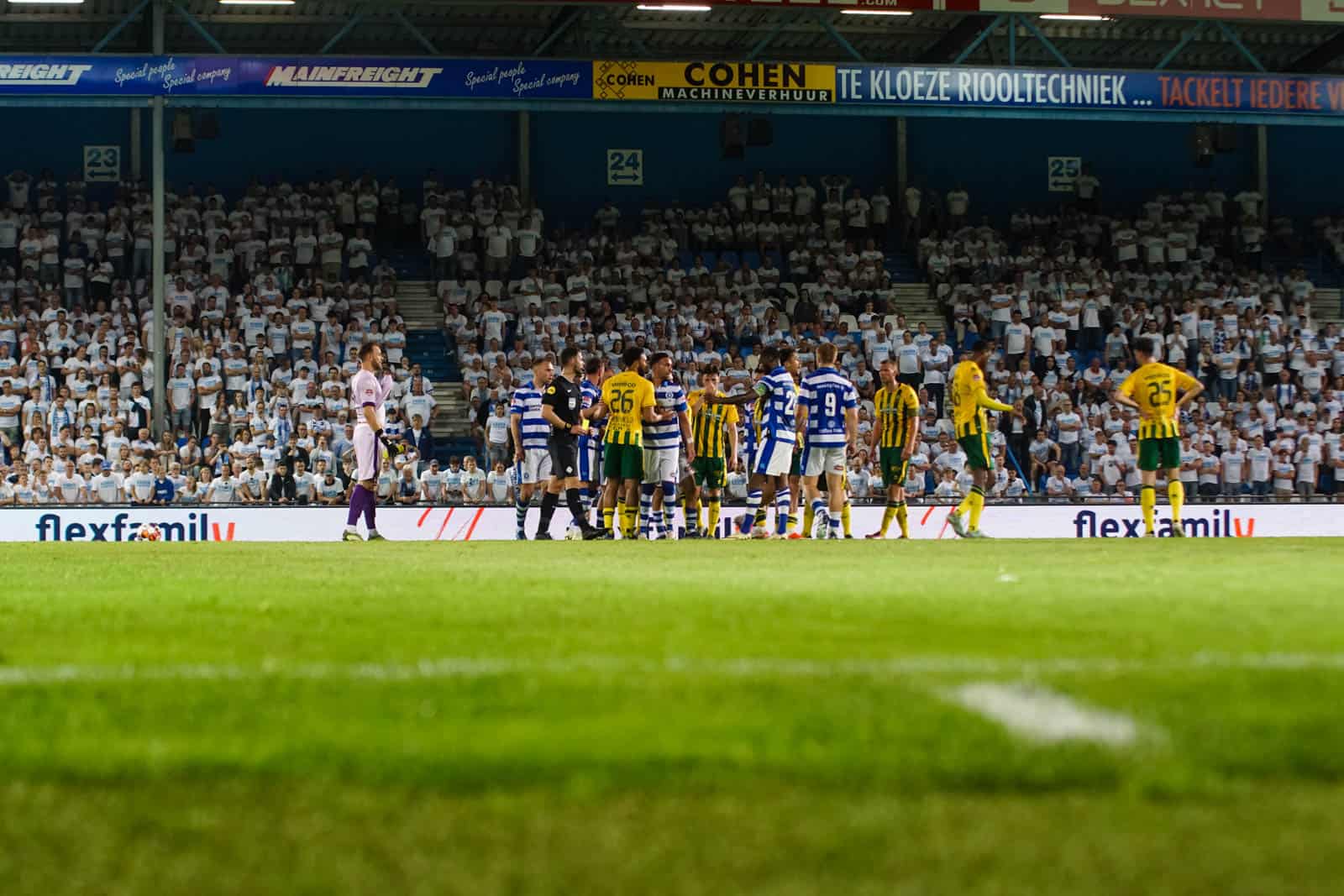 Voetbal is bijzaak op magische play-off avond bij De Graafschap – ADO