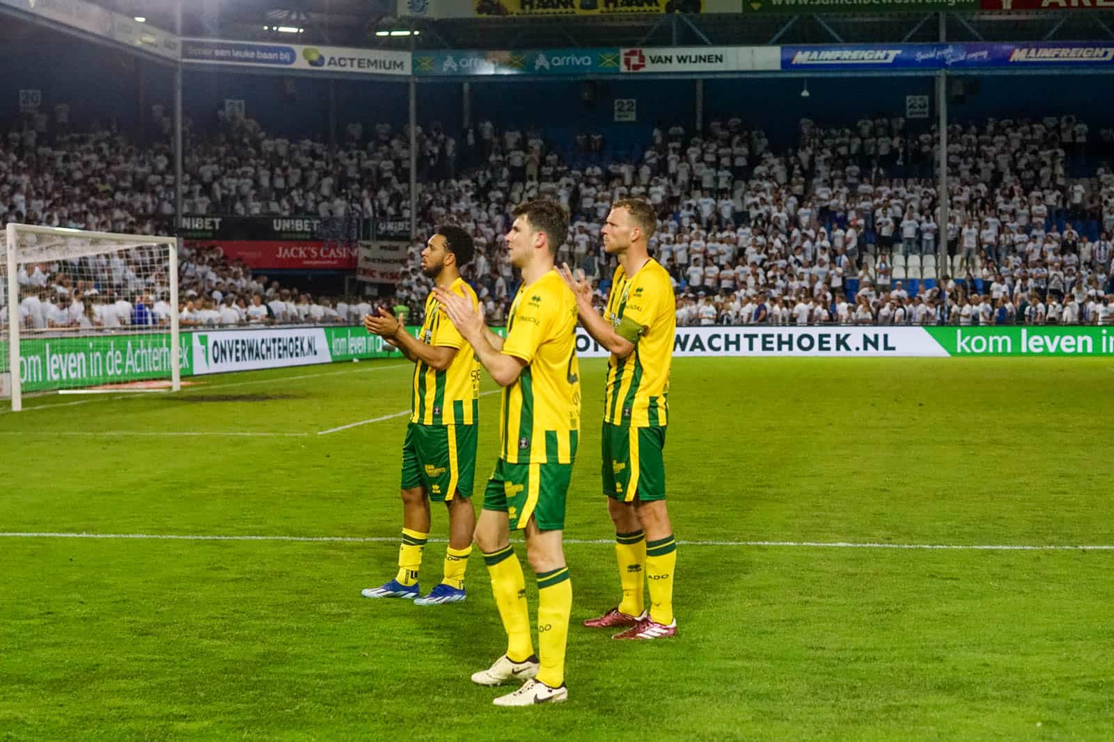 Voetbal is bijzaak op magische play-off avond bij De Graafschap – ADO
