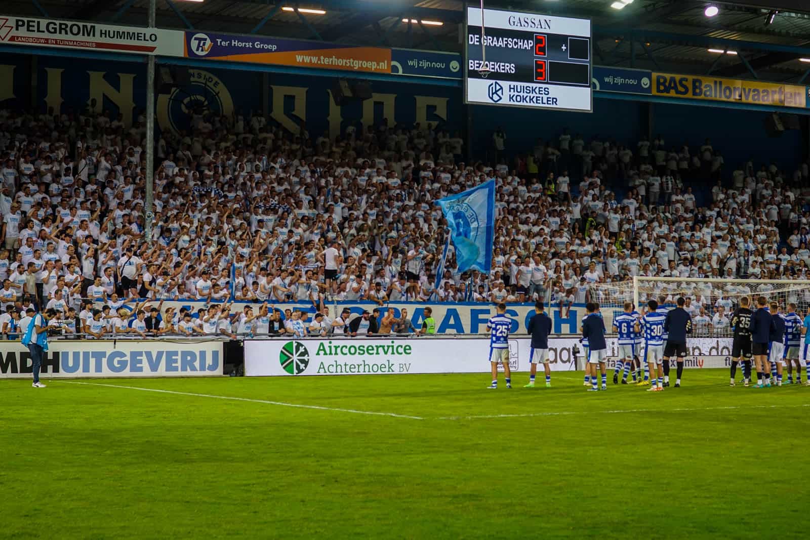 Voetbal is bijzaak op magische play-off avond bij De Graafschap – ADO