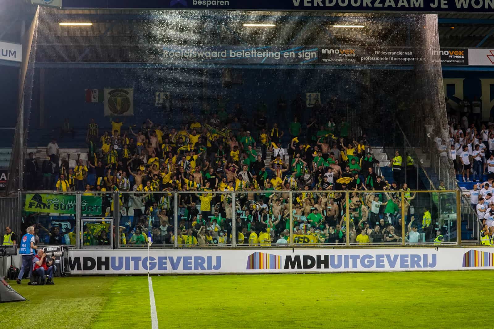 Voetbal is bijzaak op magische play-off avond bij De Graafschap – ADO