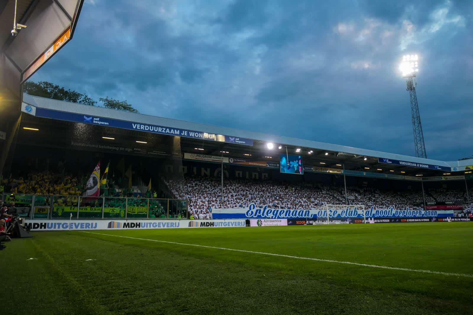 Voetbal is bijzaak op magische play-off avond bij De Graafschap – ADO