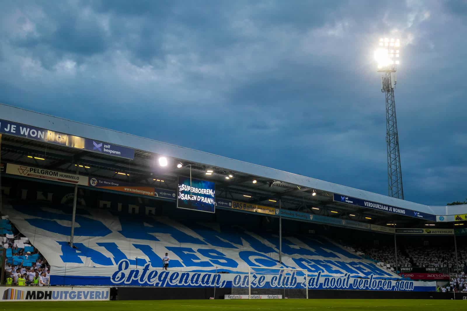 Voetbal is bijzaak op magische play-off avond bij De Graafschap – ADO