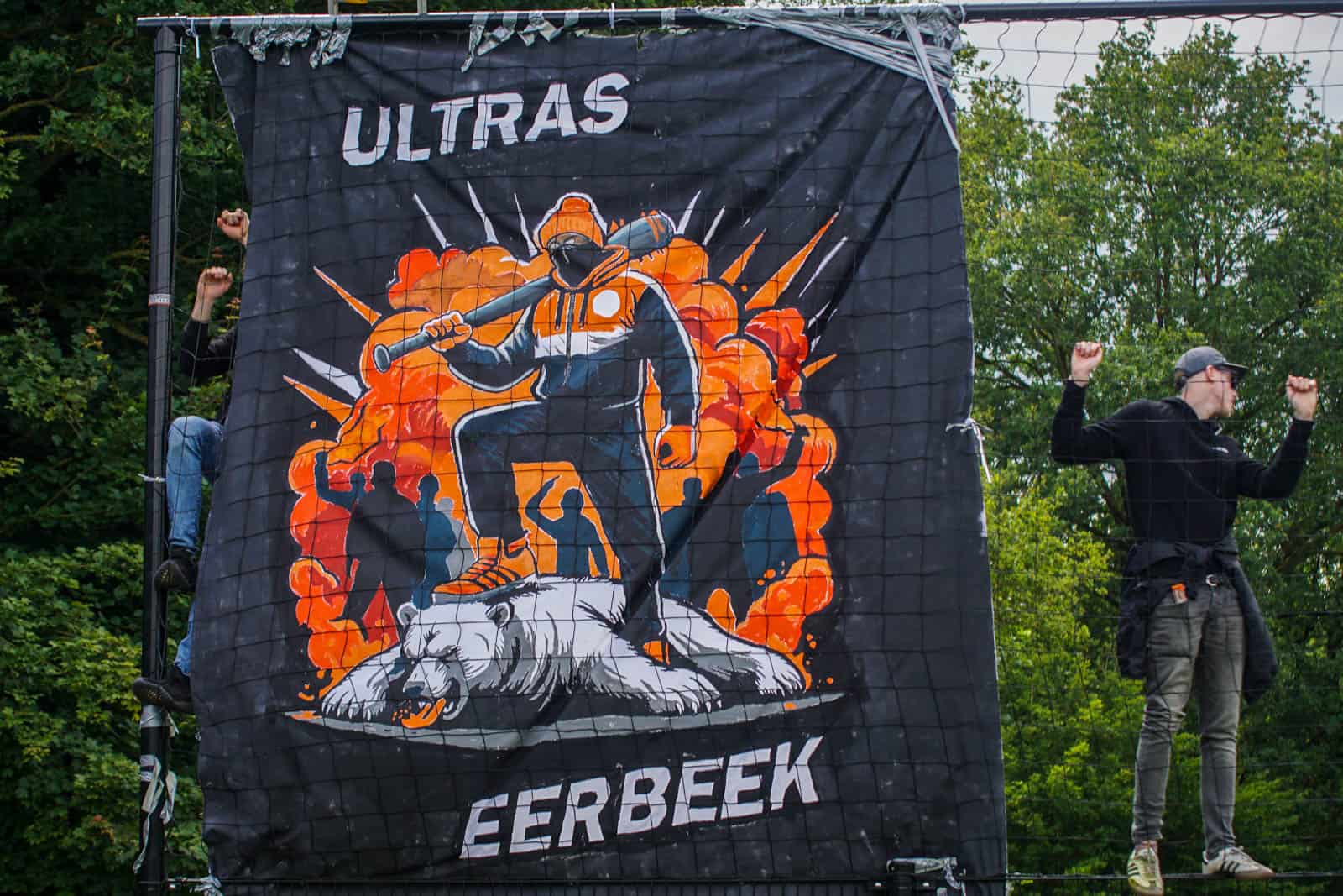 Eerbeekse Boys grijpt naast promotie ondanks sfeeractie en pyroshows