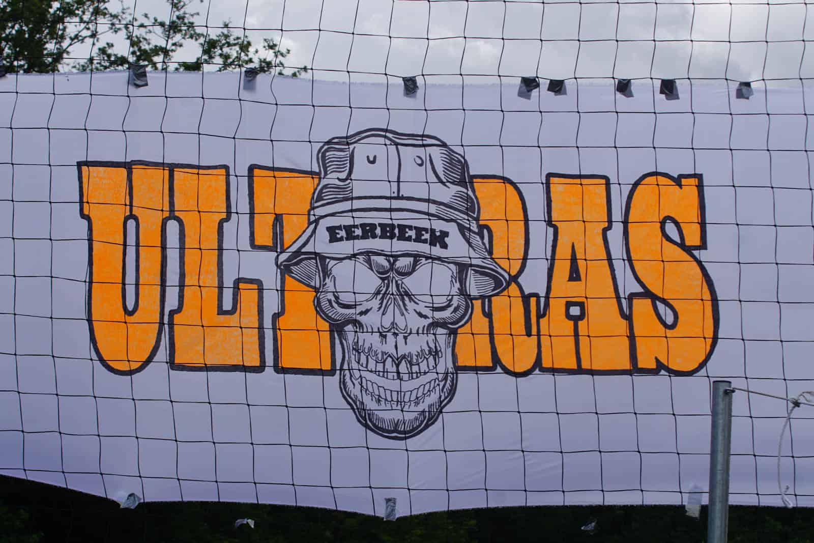 Eerbeekse Boys grijpt naast promotie ondanks sfeeractie en pyroshows