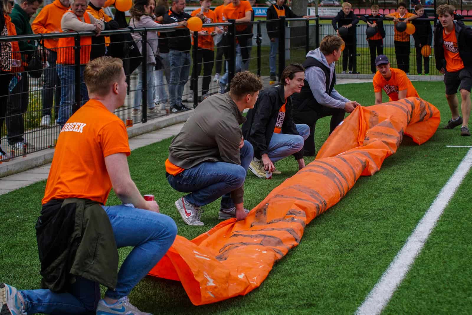 Eerbeekse Boys grijpt naast promotie ondanks sfeeractie en pyroshows