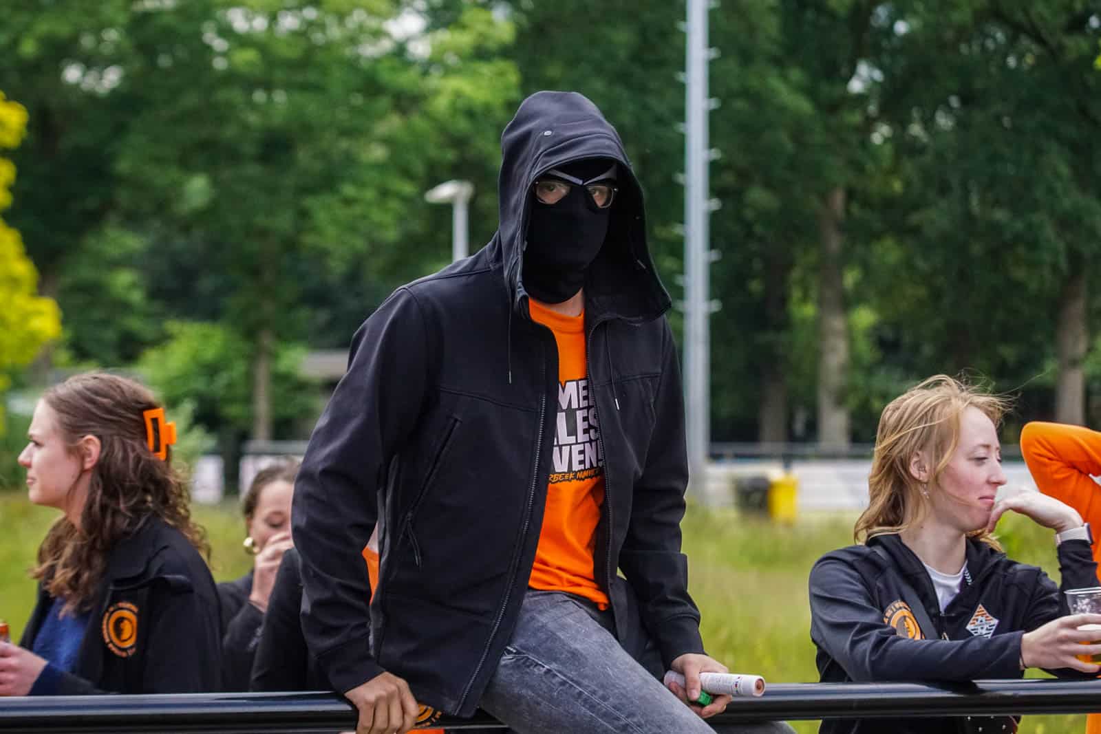 Eerbeekse Boys grijpt naast promotie ondanks sfeeractie en pyroshows