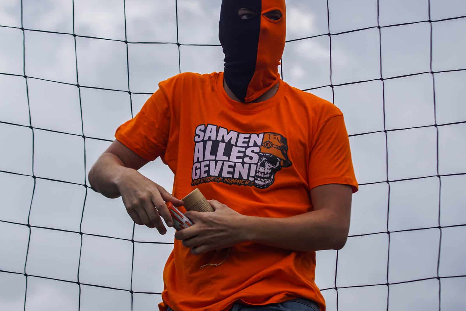 Eerbeekse Boys grijpt naast promotie ondanks sfeeractie en pyroshows